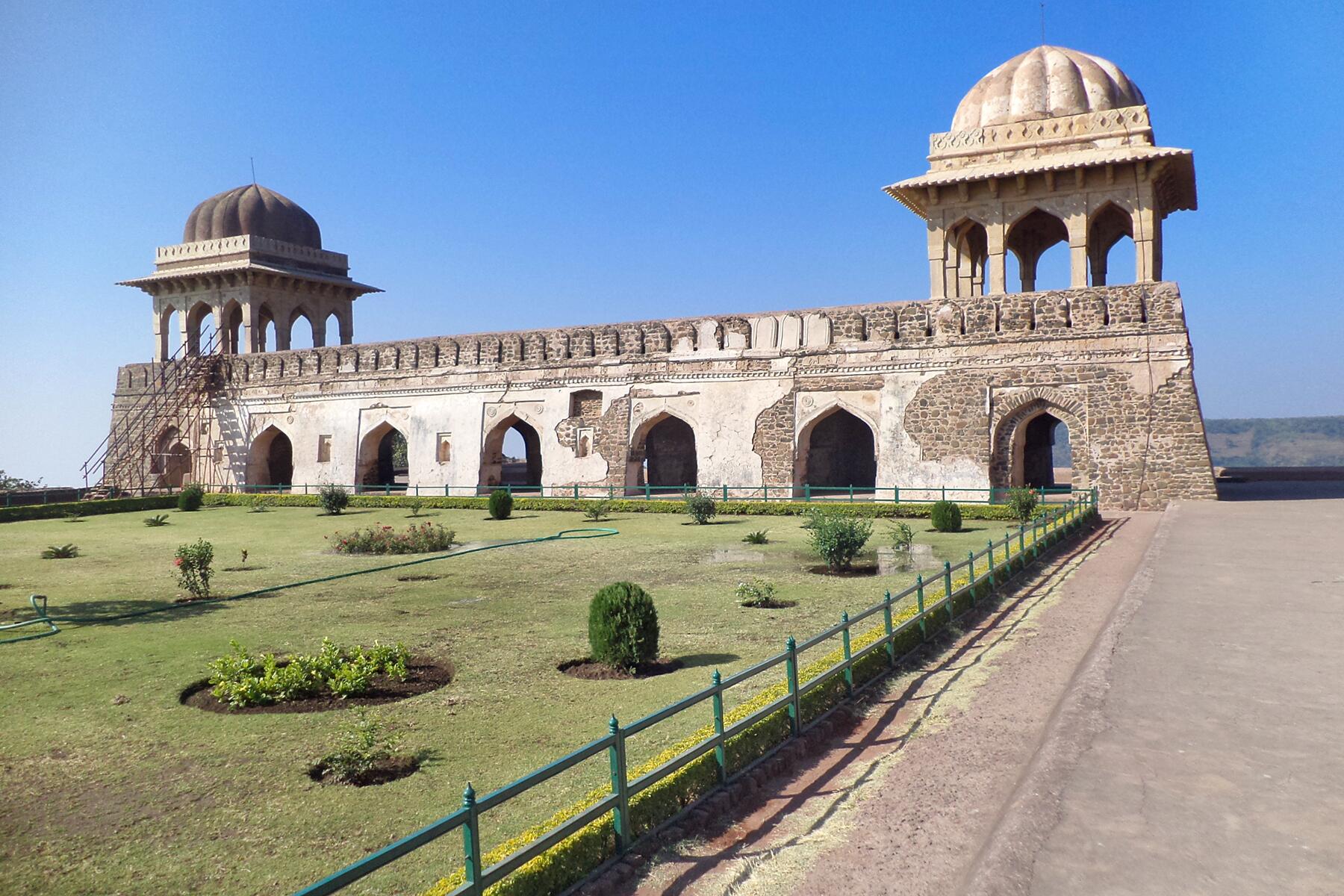 02_IndianVillagesStuckInTime__Mandu_shutterstock_530424622