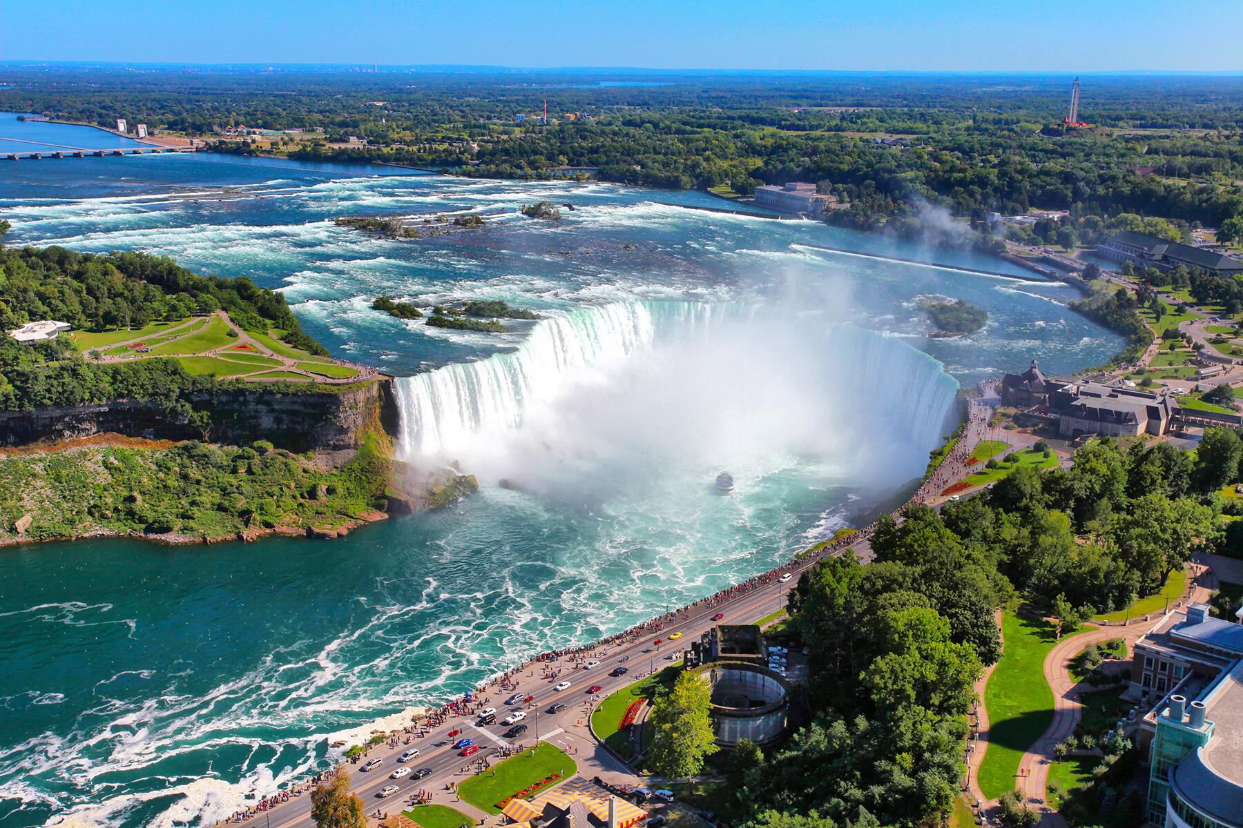 03_UnbuiltDisney__NiagaraFallsCanada_shutterstock_154343450
