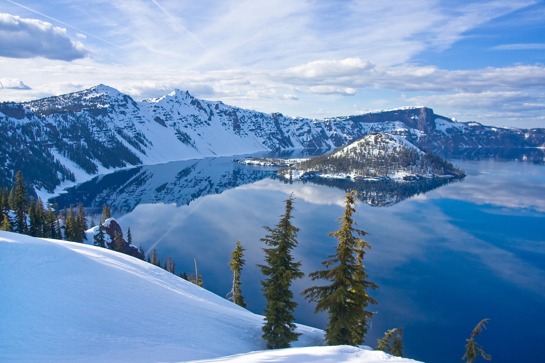 07_EpicBodiesOfWater__CraterLake_shutterstock_57387262