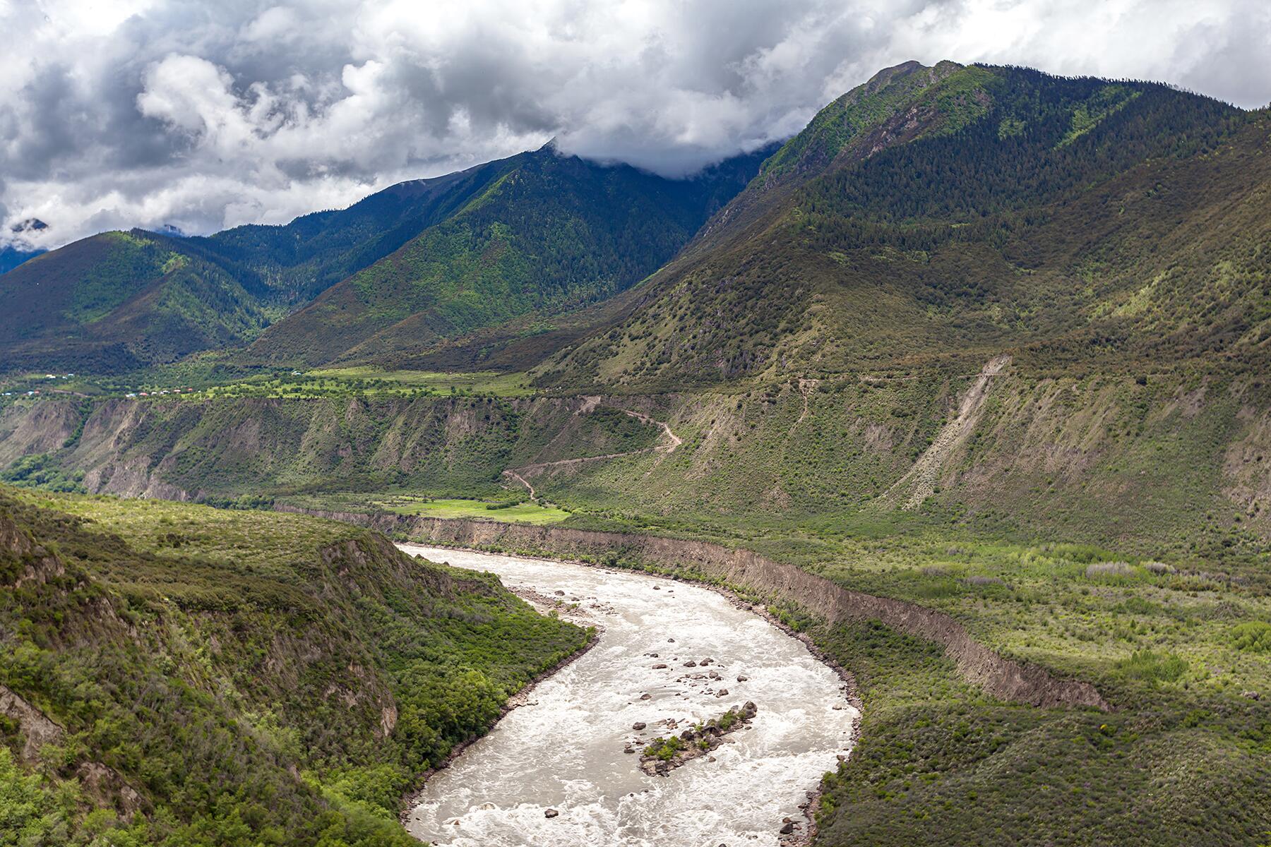 08_OtherworldlyHimalayas__YarlingTsangpoGorge_shutterstock_1635432277
