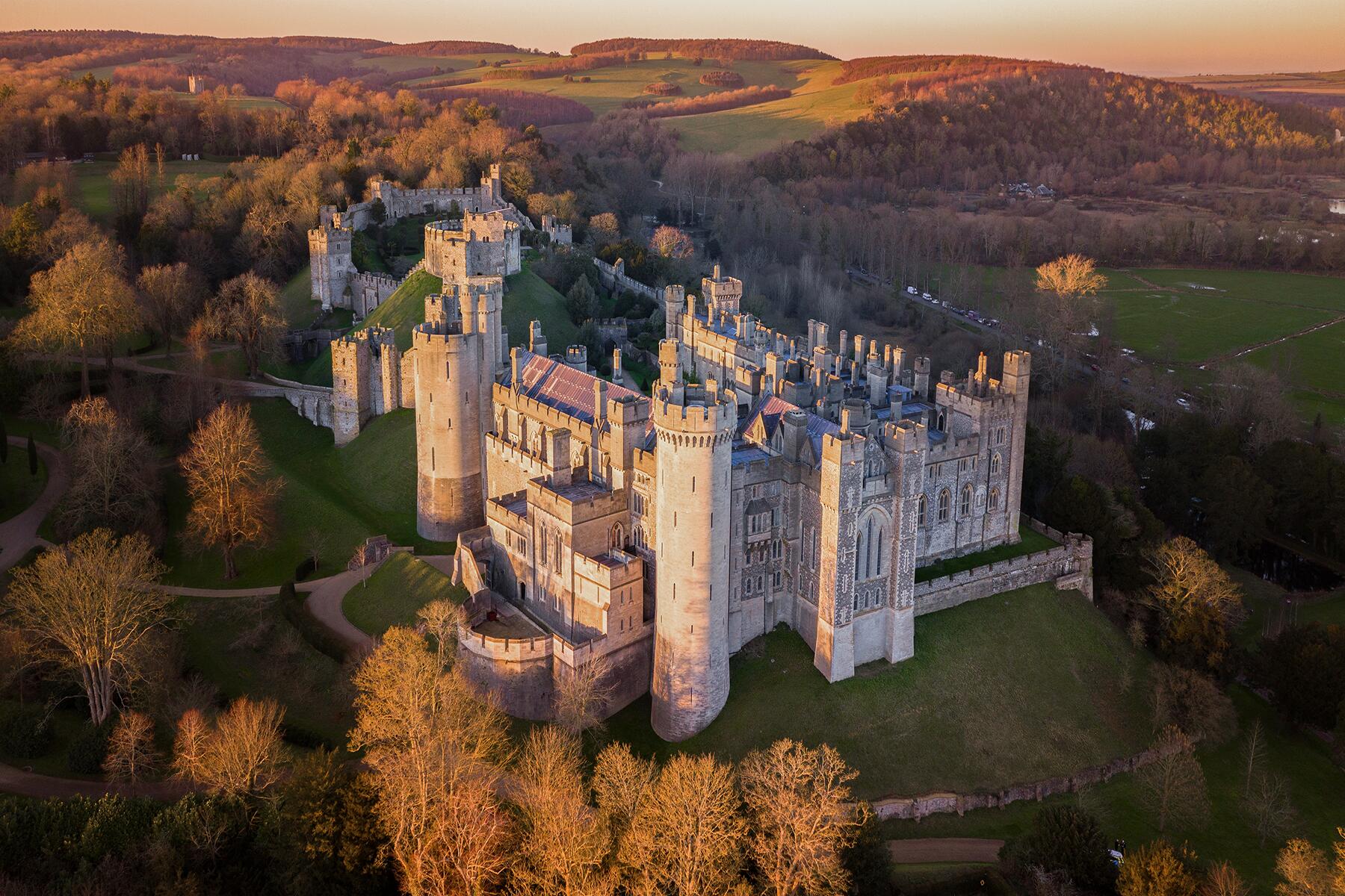 01-DroolworthyTownsInEngland-Arundel-shutterstock_1953084820