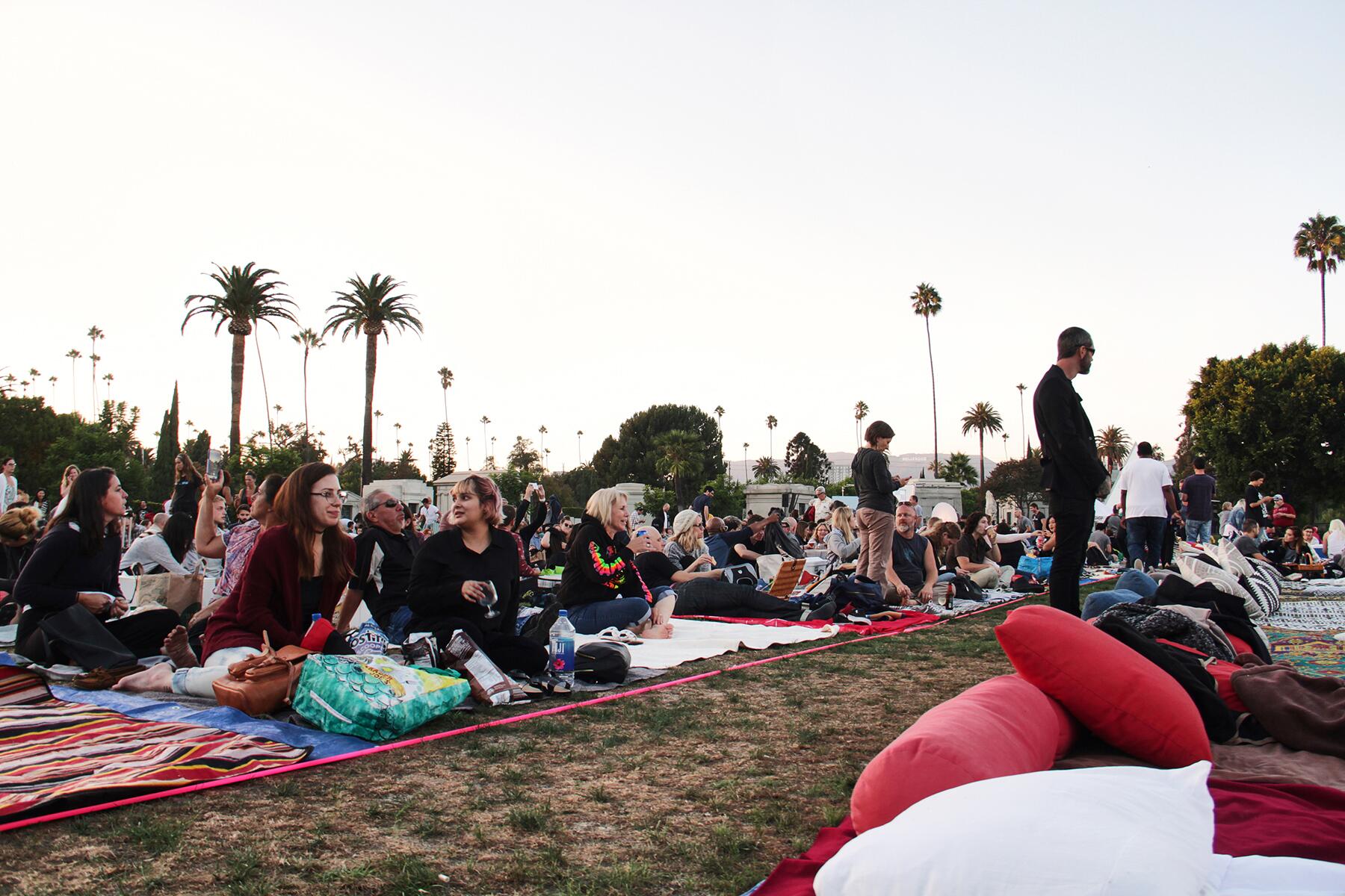02_UltimateLosAngeles__CatchAFlickAtTheCinespia_shutterstock_1435909784