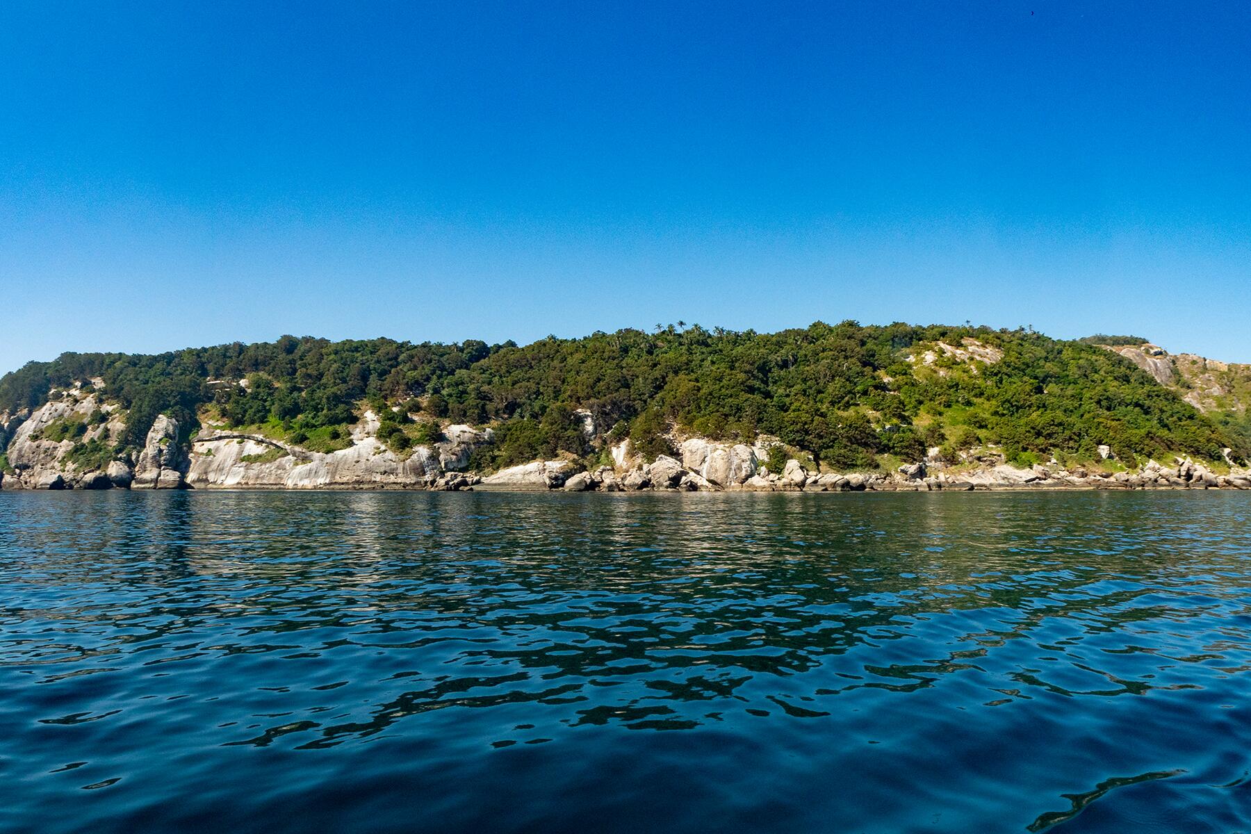 05_AbandonedIslands__IlhaDaQueimadaGrande_dreamstime_xxl_121441720