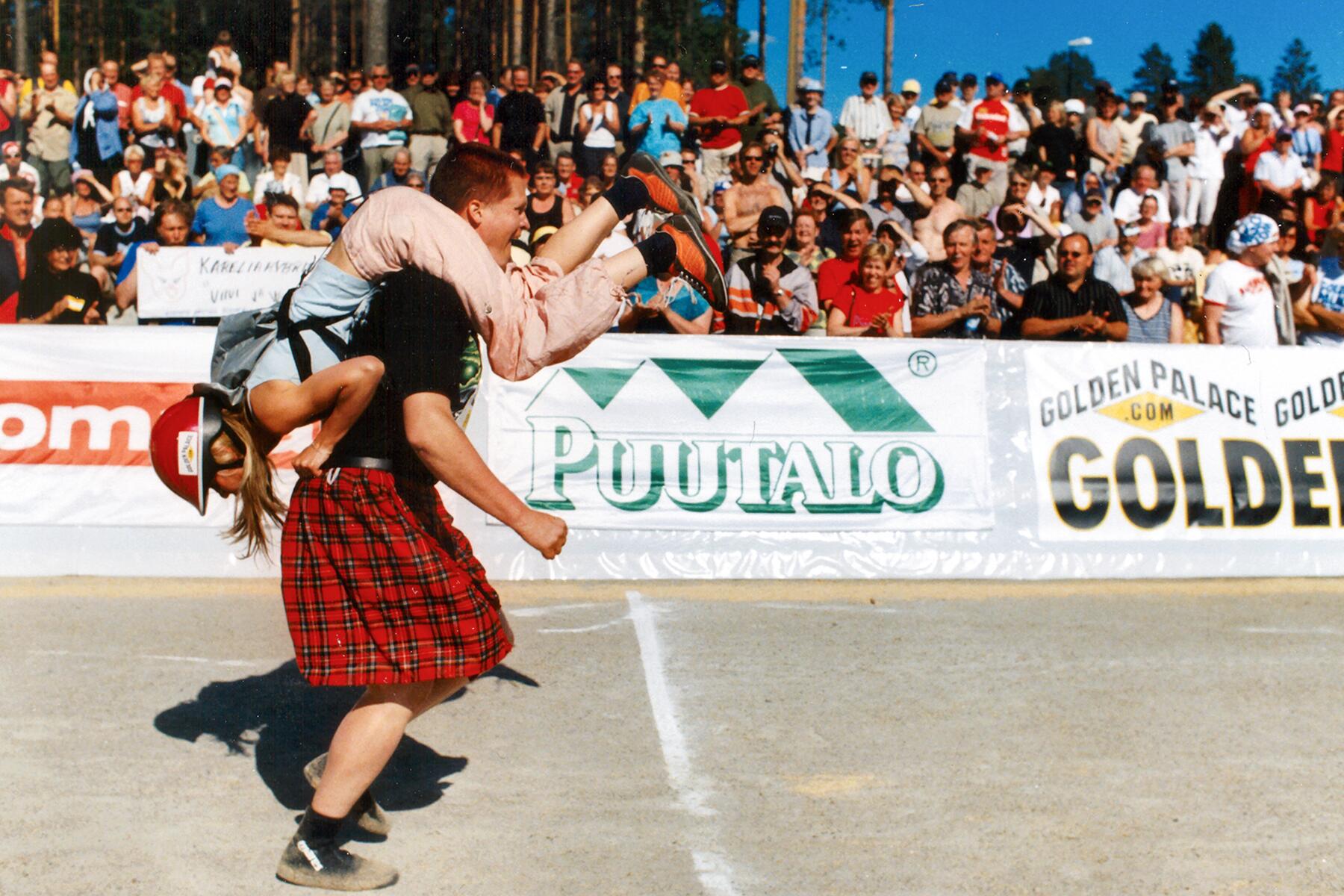 07_Europe'sStrangestTraditions__WifeCarryingRace_7 Wifecarrying_Sonkajärvi2