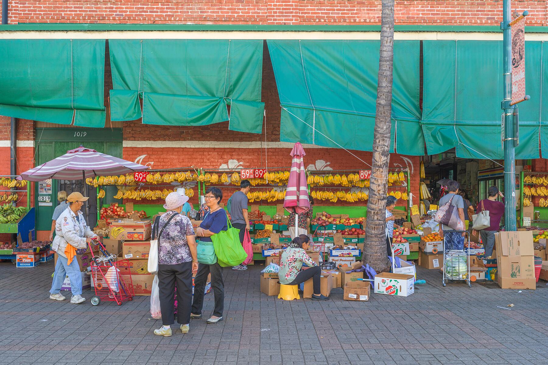 07_UltimateOahu__FarmersMarkets_shutterstock_1224107818