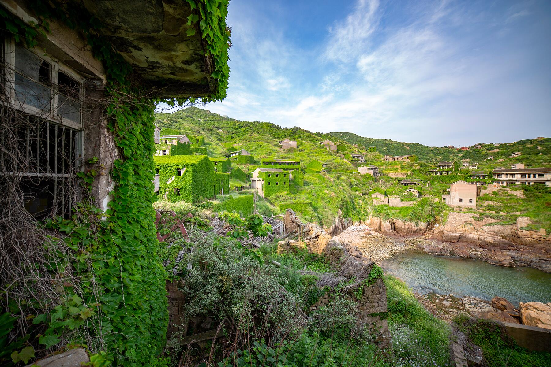 08_AbandonedIslands__Houtouwan_shutterstock_1383444815