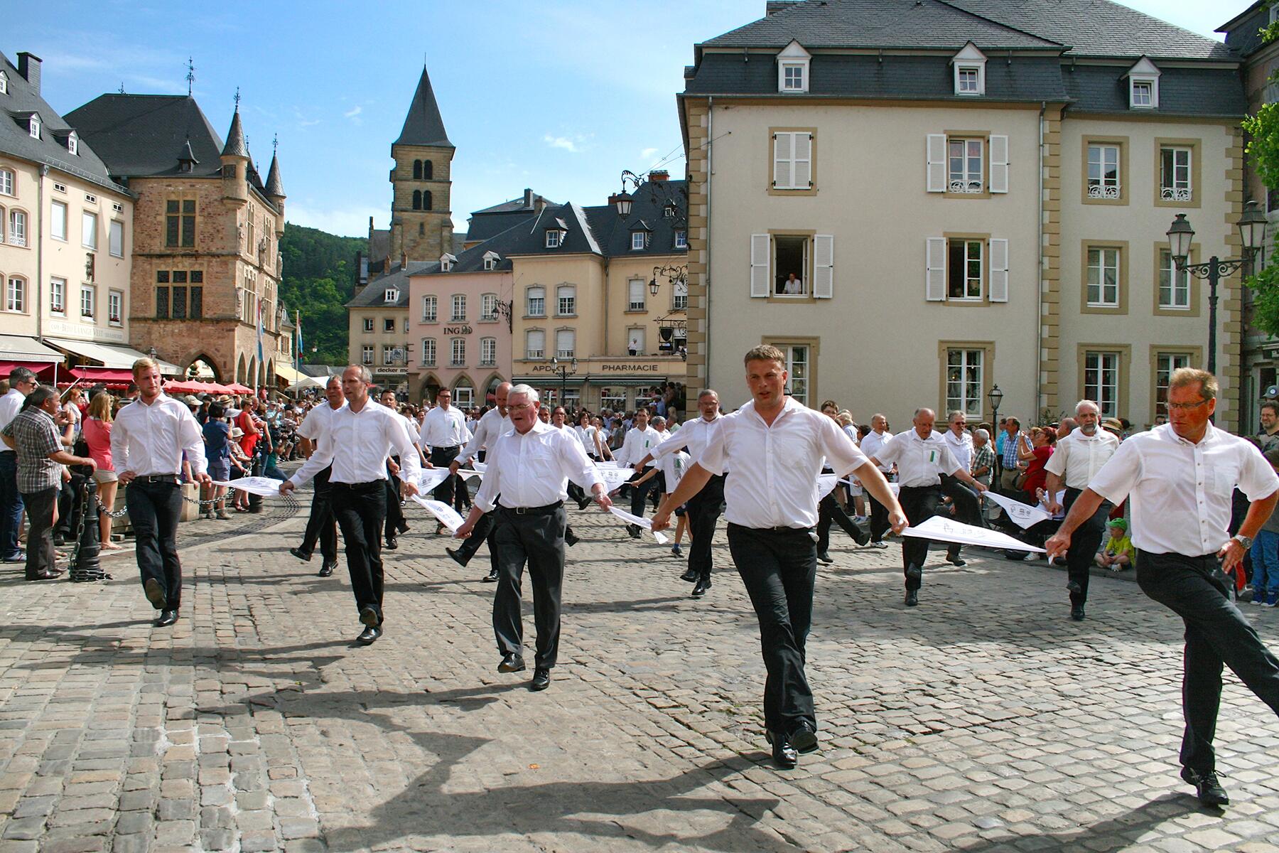 09_Europe'sStrangestTraditions__HoppingProcession_9 DancingProcession_Unesco_Echternach_99©LFT_FotoAcpress(e)