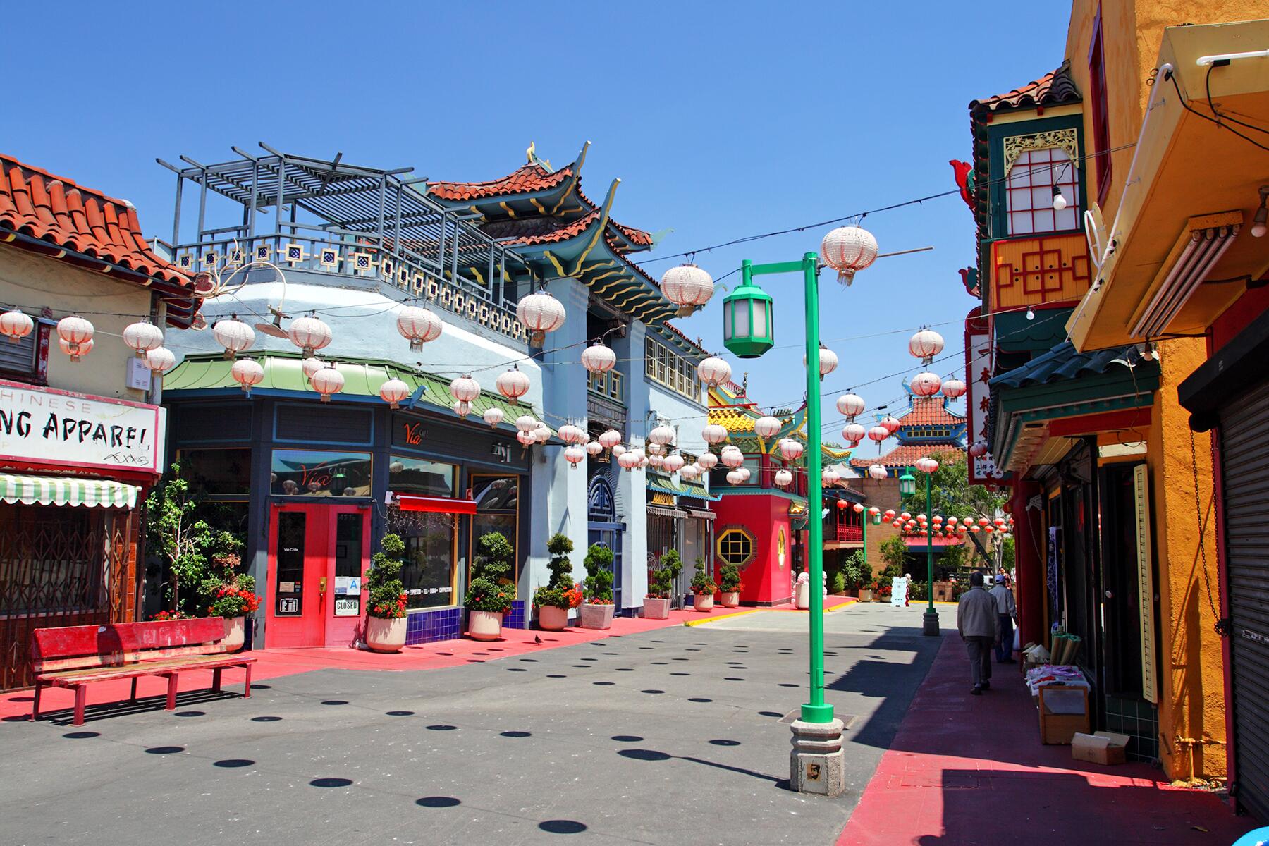 12_UltimateLosAngeles__VisitChinatown_shutterstock_38525155