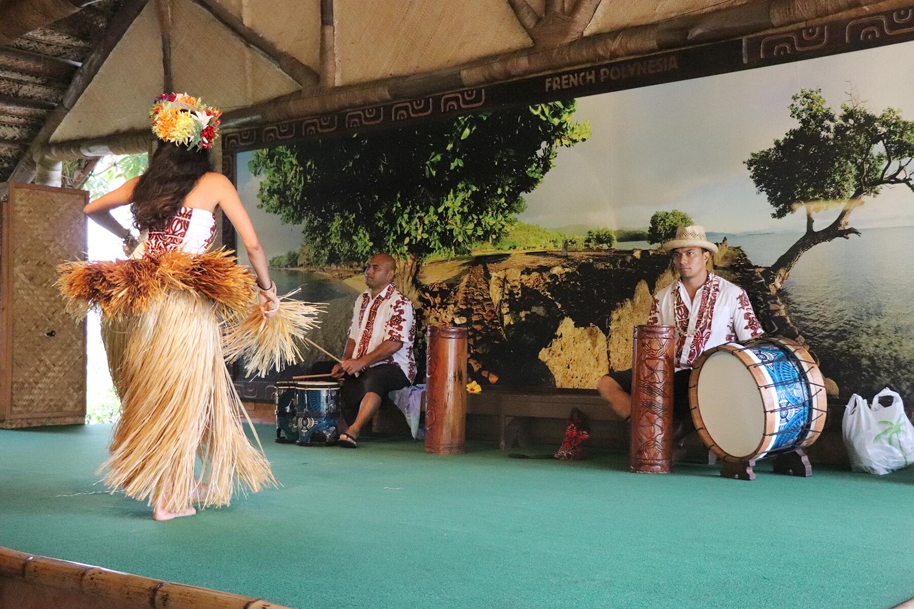 12_UltimateOahu__HulaPerformance_shutterstock_1392593327