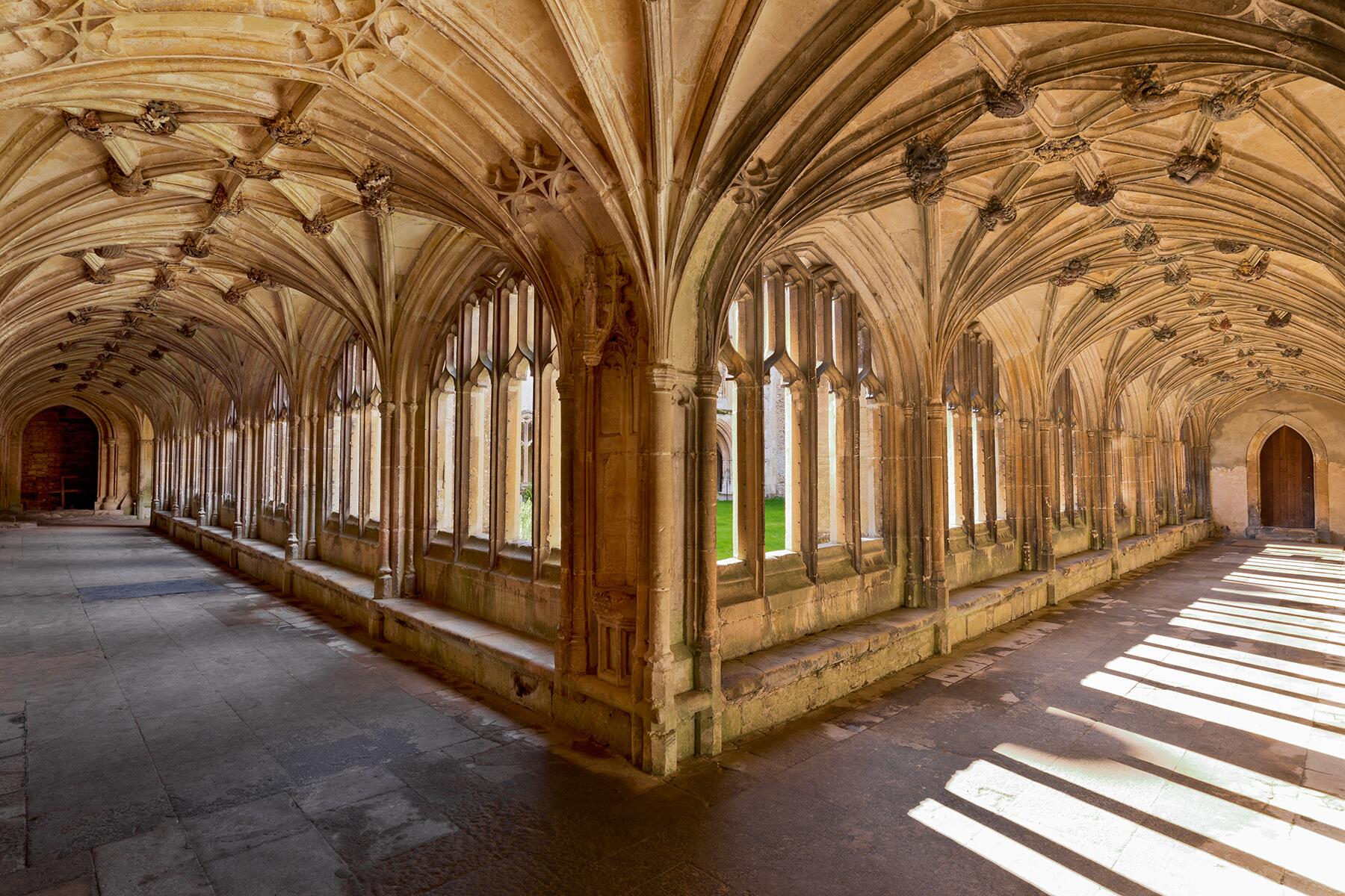 14-DroolworthyTownsInEngland-Lacock-shutterstock_223844917
