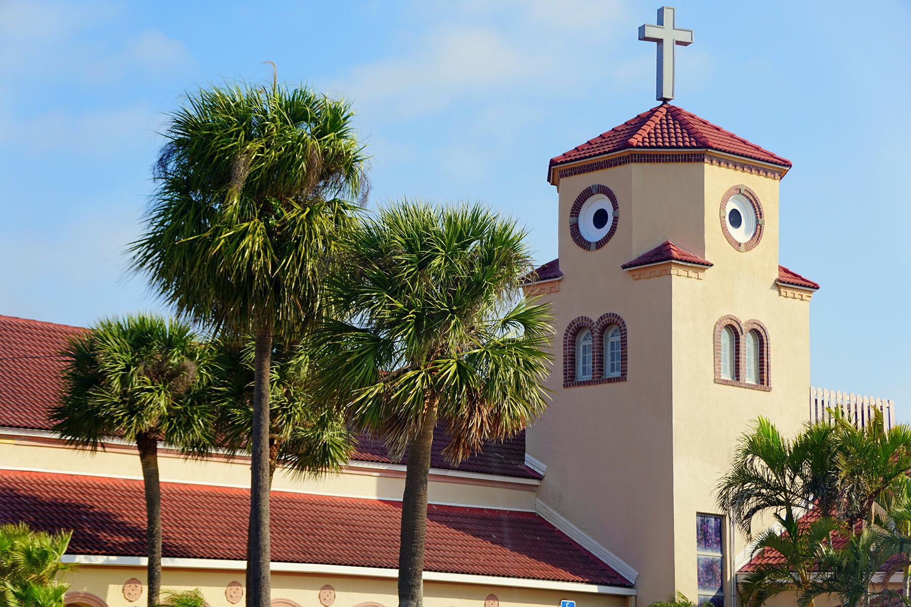 15_USChurches__ChurchByTheSea_shutterstock_1928805509