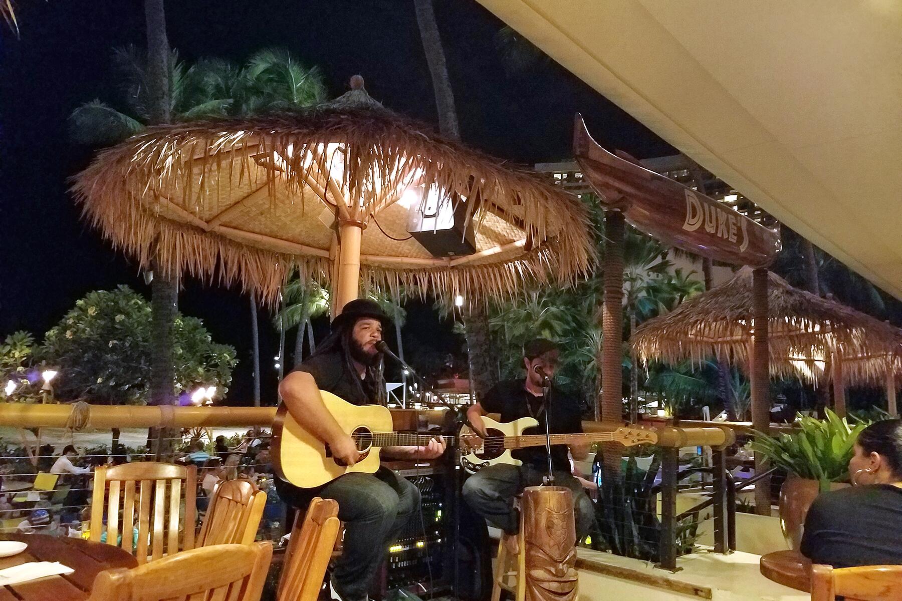 26_UltimateOahu__MaiTaiAndMusic_dreamstime_xxl_151782421