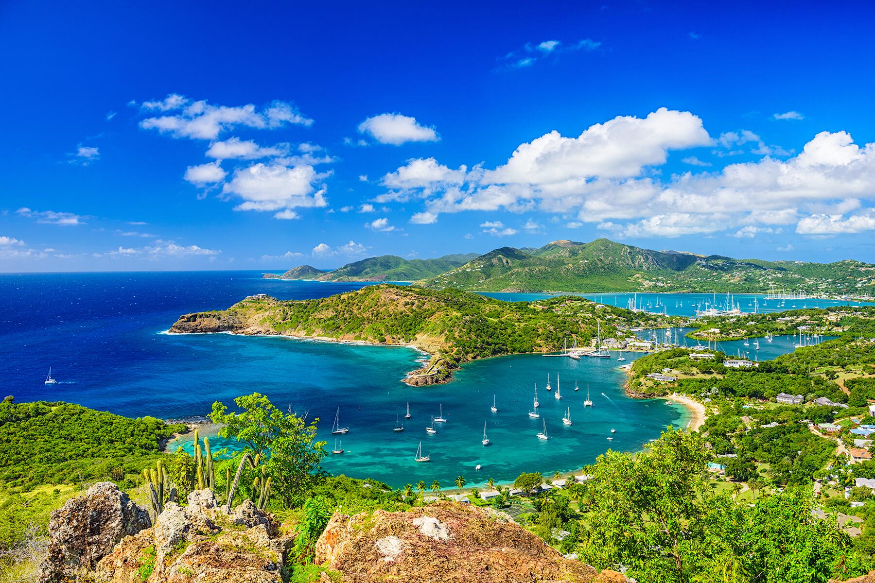 01_VisasForDigitalNomads__AntiguaAndBarbuda_shutterstock_549551410