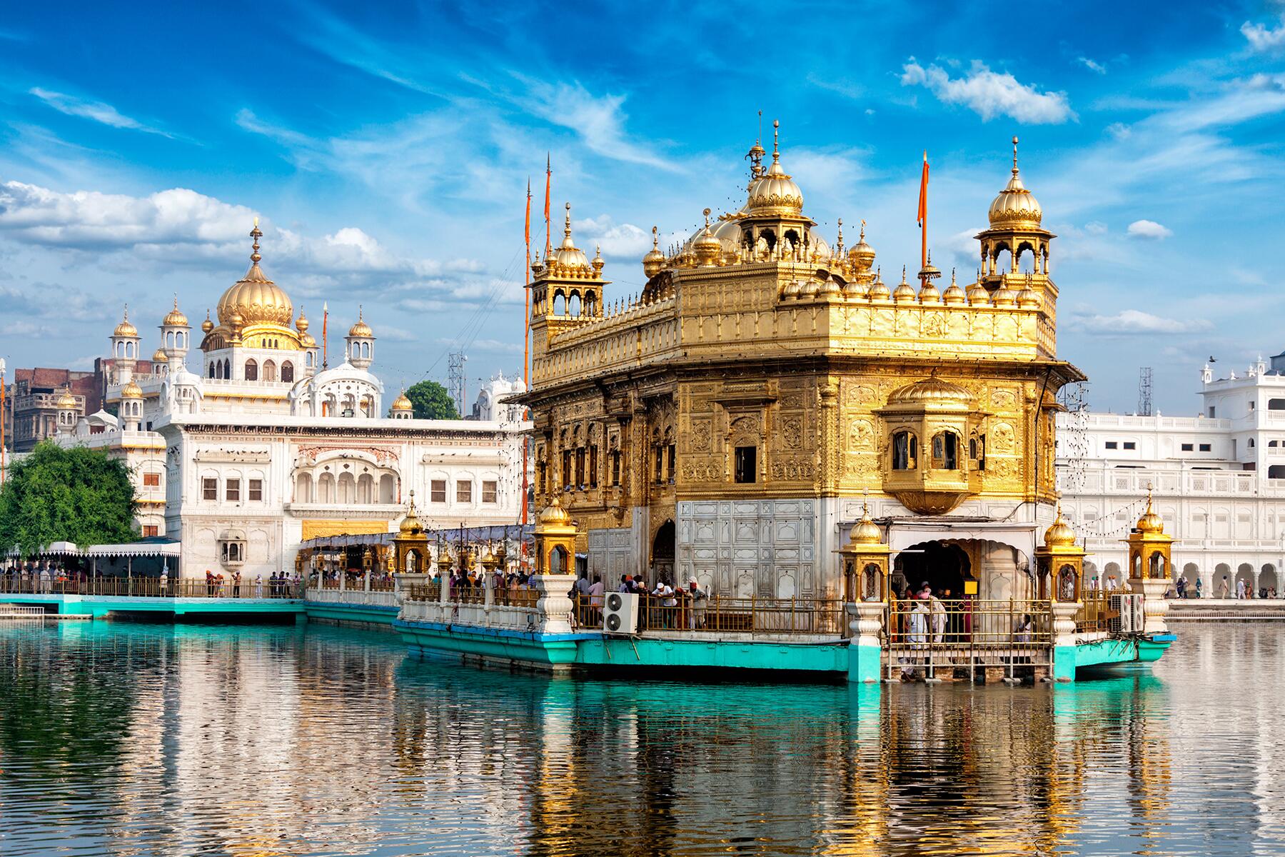 04_GoldBuildings__GoldenTempleAmristarIndia_shutterstock_288022904