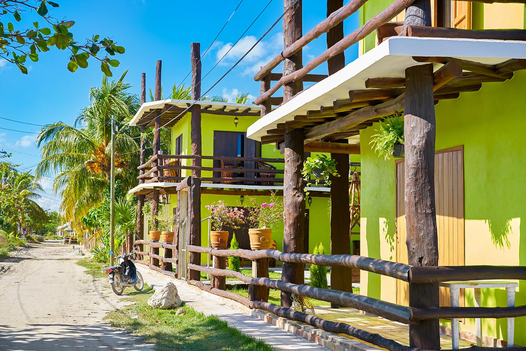 06_UltimatePlayaDelCarmen__IslaHolbox_shutterstock_740849134