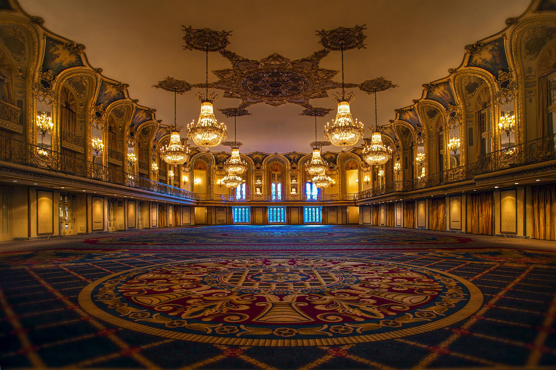 10-MidWestArchitecture-HistoricHiltonChicago-Huber Grand Ballroom No Curtains