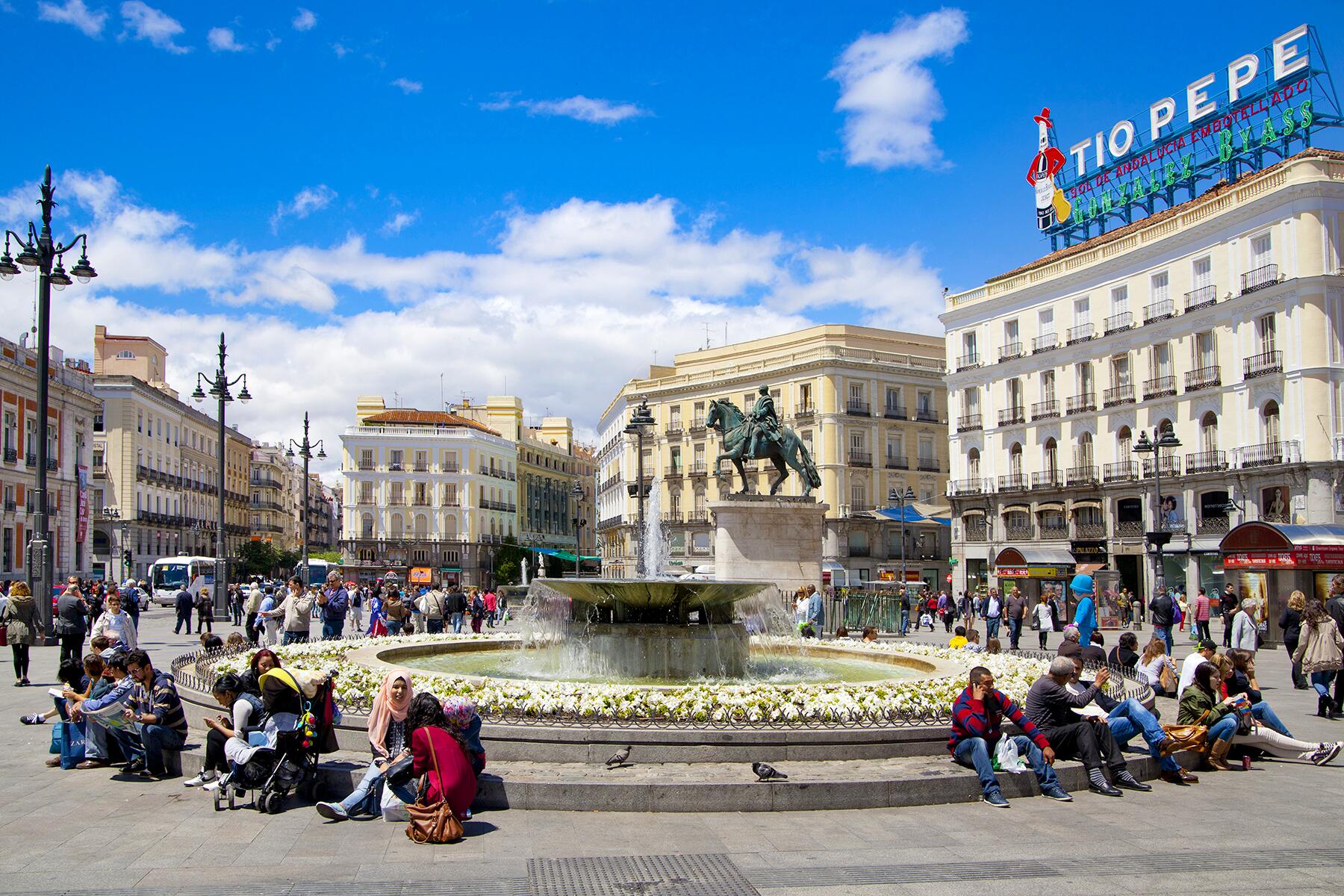 05_UltimateMadrid__PuertaDelSolPlaza_shutterstock_196975091