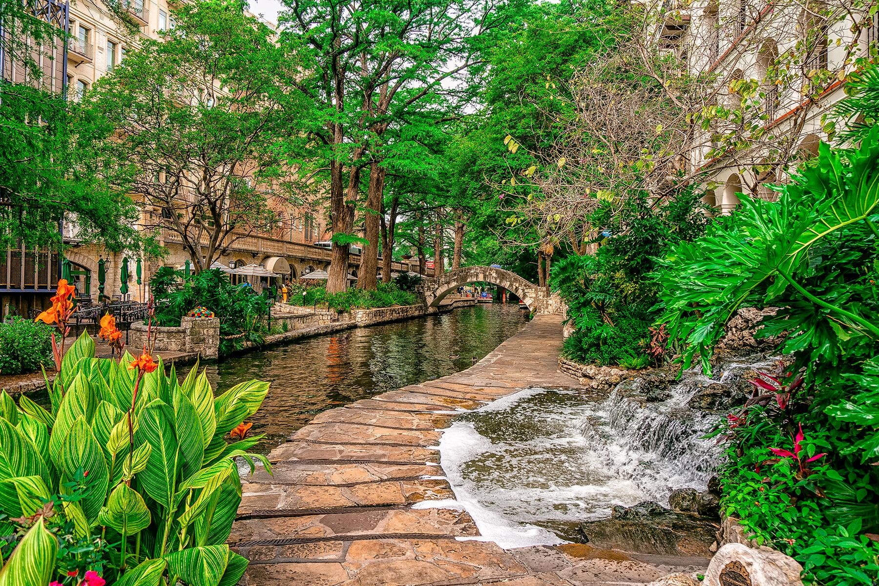 04_RiverfrontsAndRiverwalks__SanAntonioTX_shutterstock_687291100