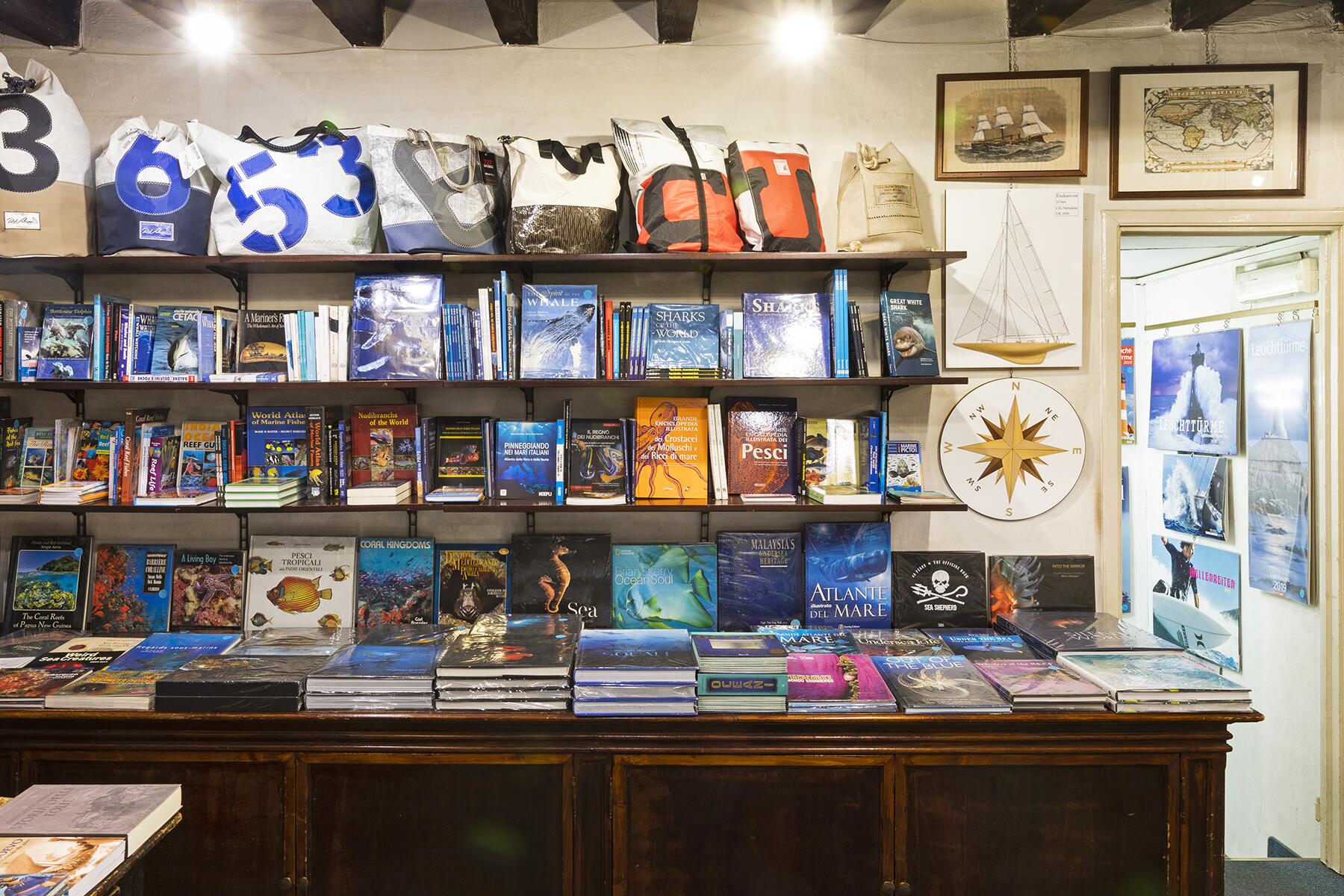 06_BookstoresDedicatedToOneGenre__LaLibreriaDelMare_6 LIBRERIA_DEL_MARE_023