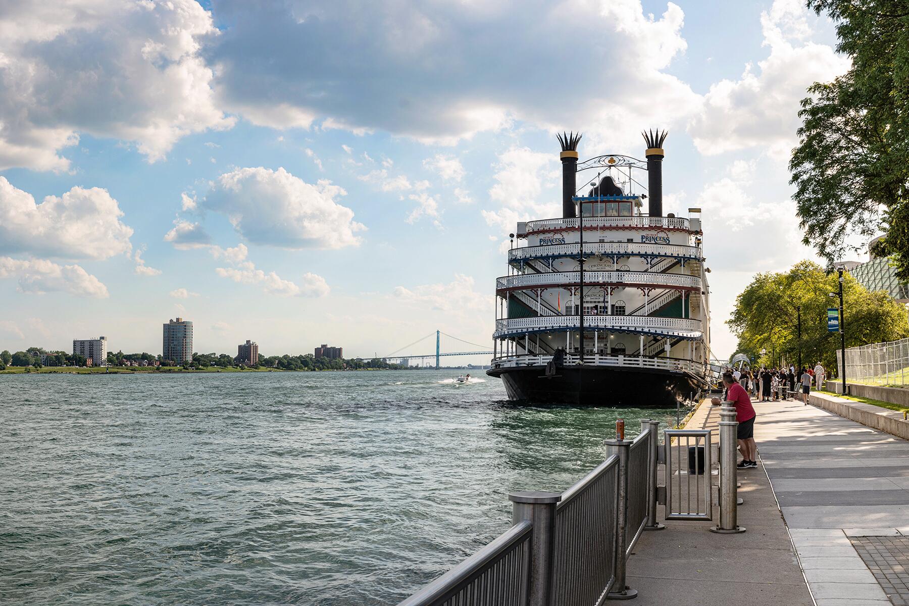 10_RiverfrontsAndRiverwalks__DetroitMI_shutterstock_1440488708