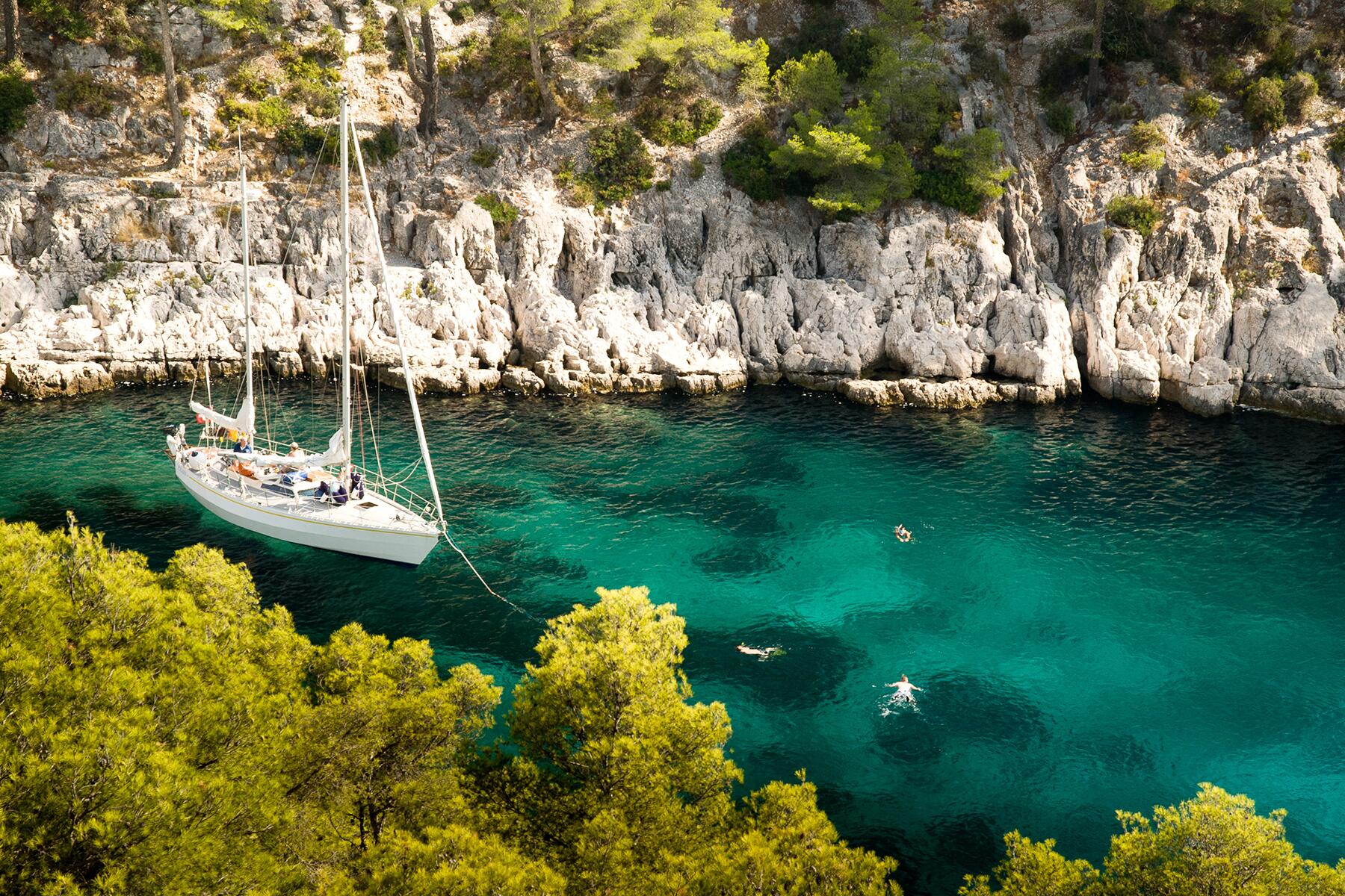 11_SailsForPeopleWhoHateCruises__FrenchRiviera_shutterstock_64955668