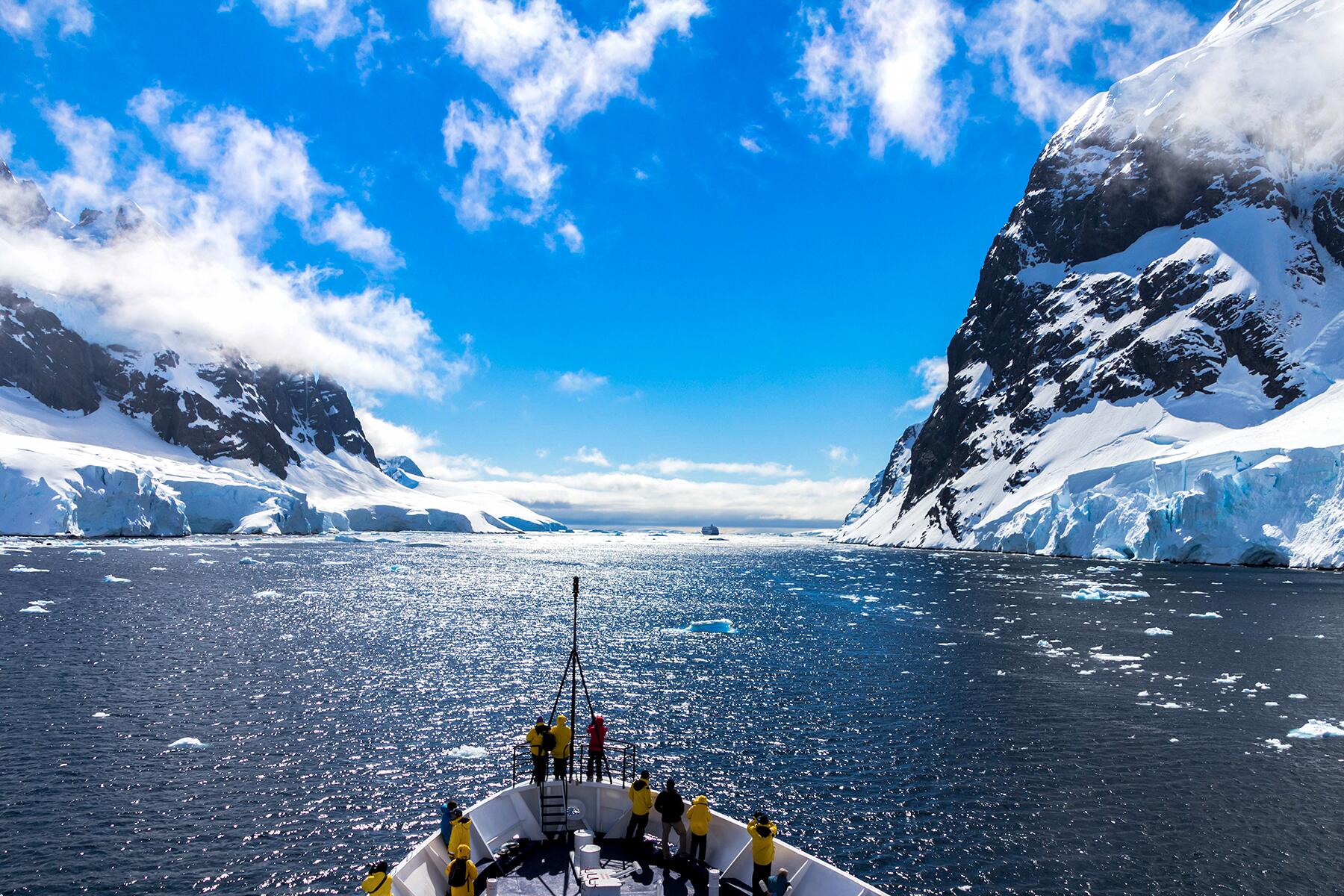 14_SailsForPeopleWhoHateCruises__Antarctica_shutterstock_1255429534