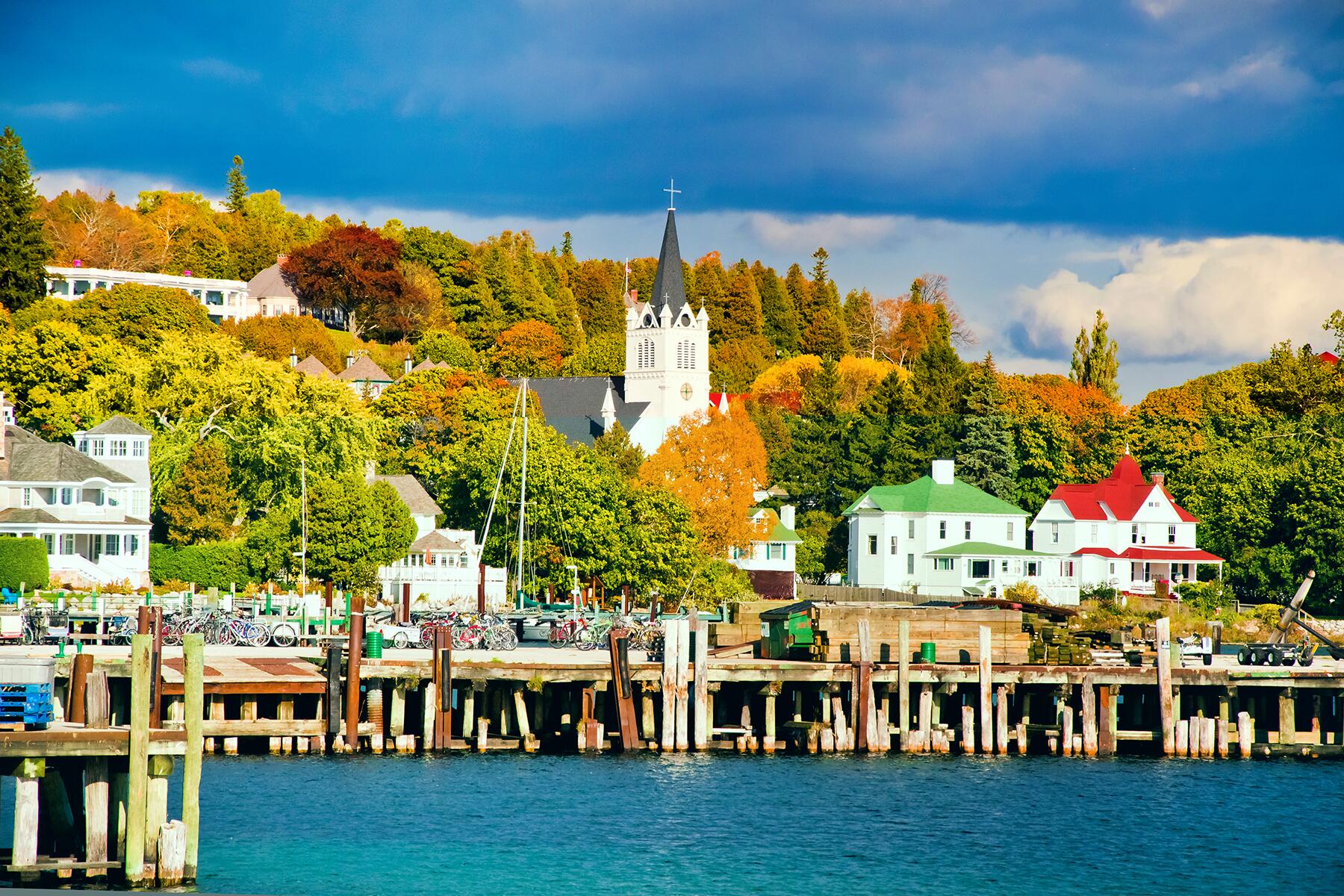 12-FallFoliage-UpperPennisula-shutterstock_1829685221
