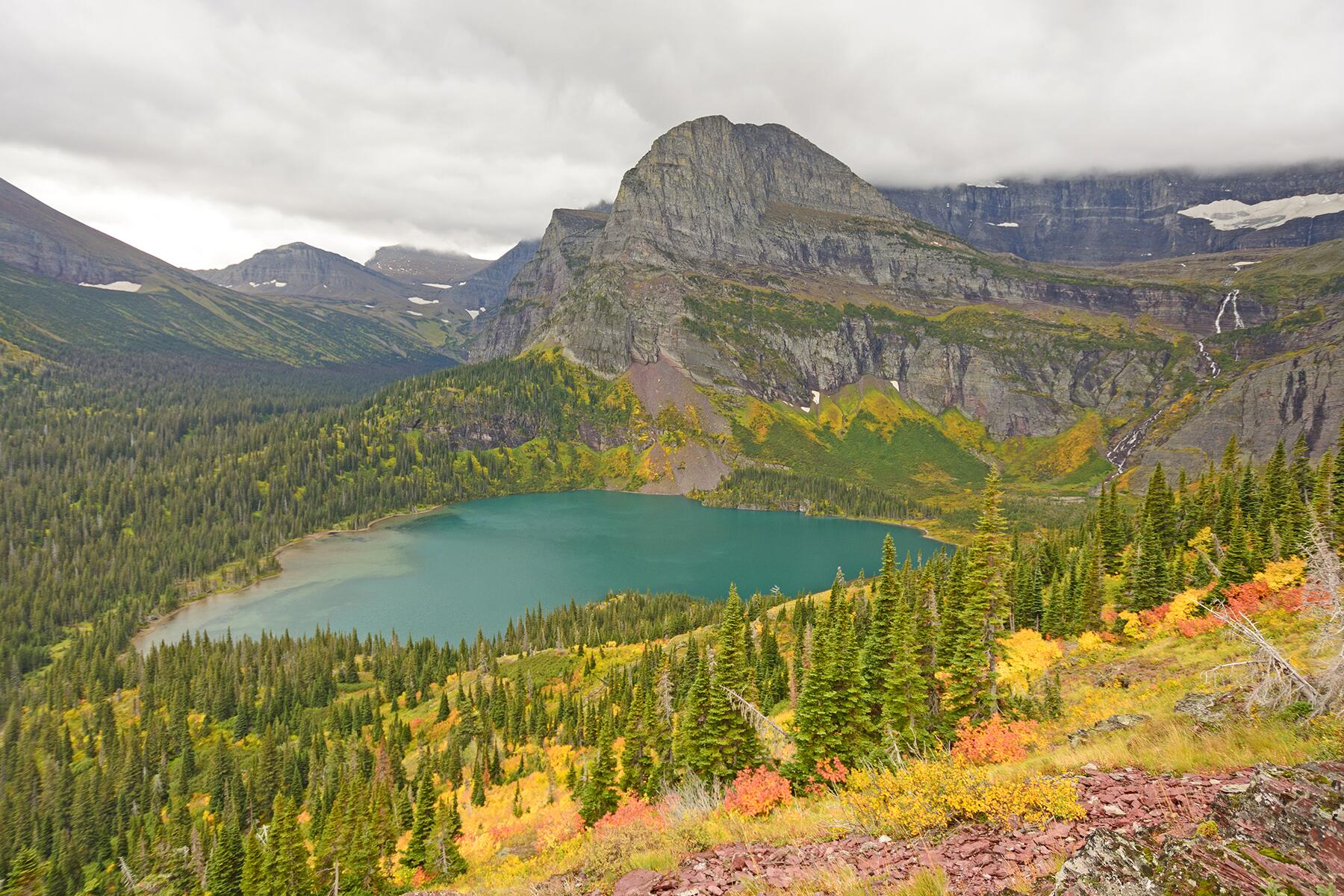 14-FallFoliage-GlacierNatlPark-iStock-478497616