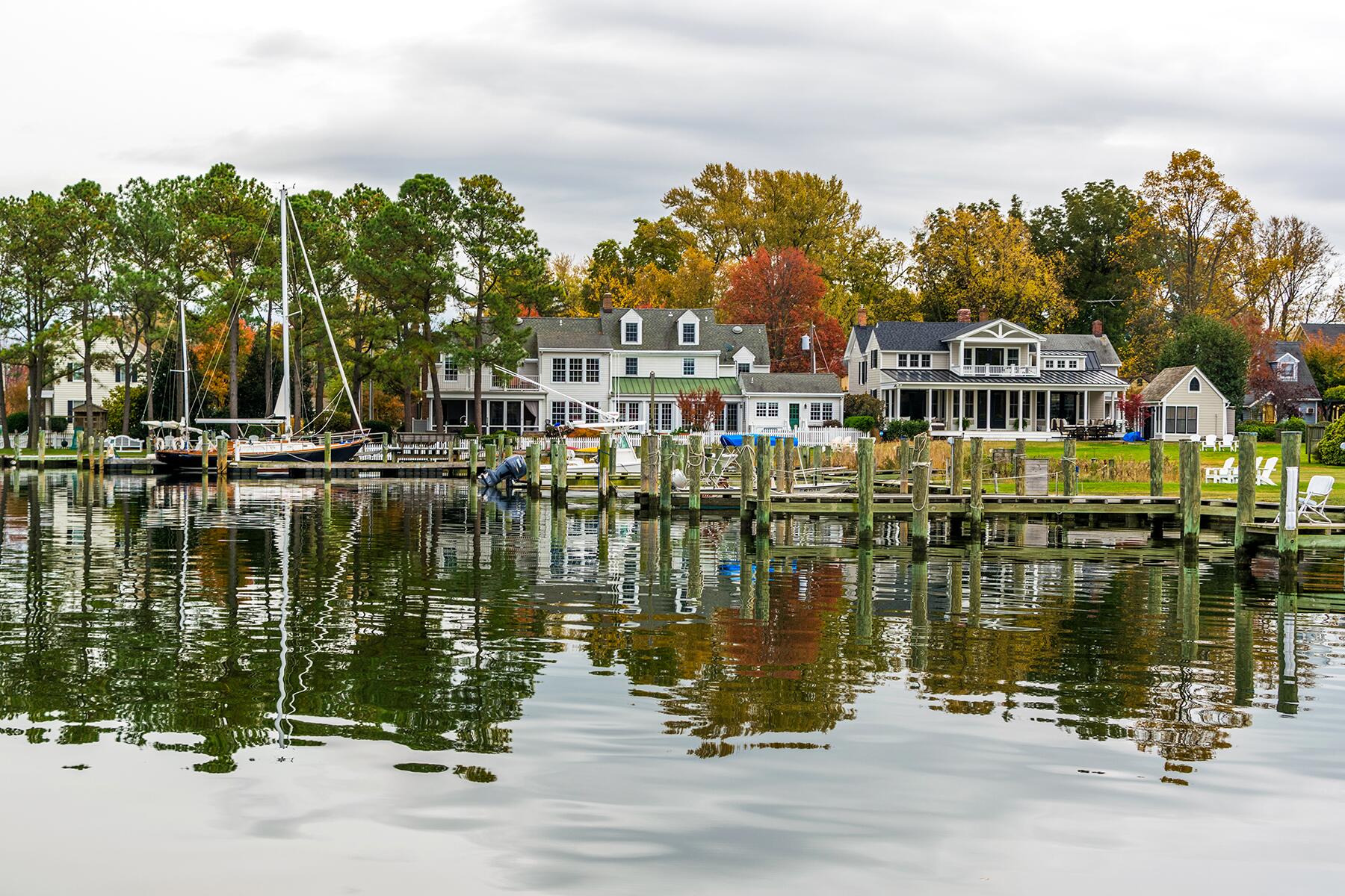 16-FallSeasideCities-StMichaels-shutterstock_571119385