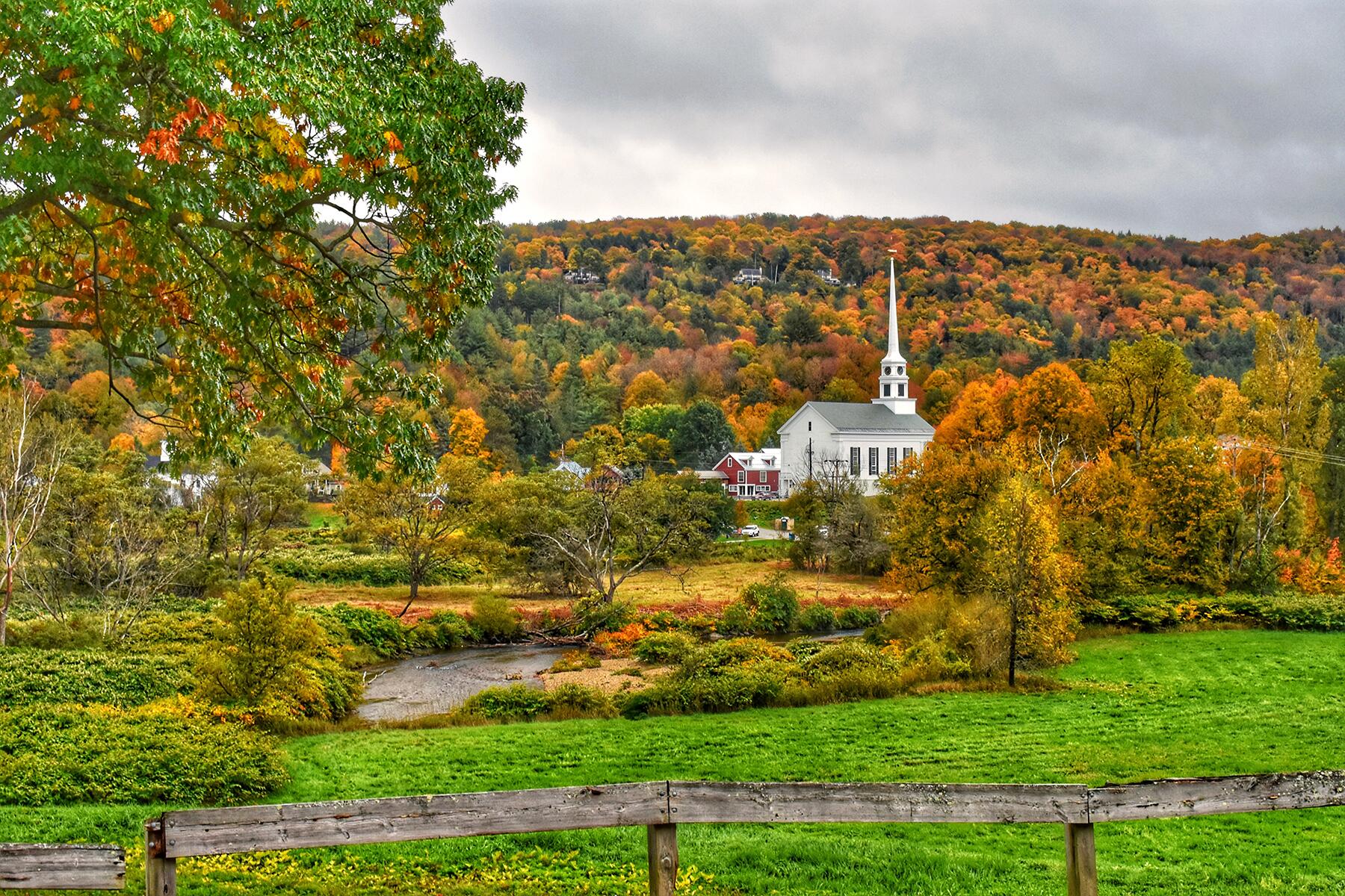 8-FallFoliage-GreenMountainByway-shutterstock_1212603385
