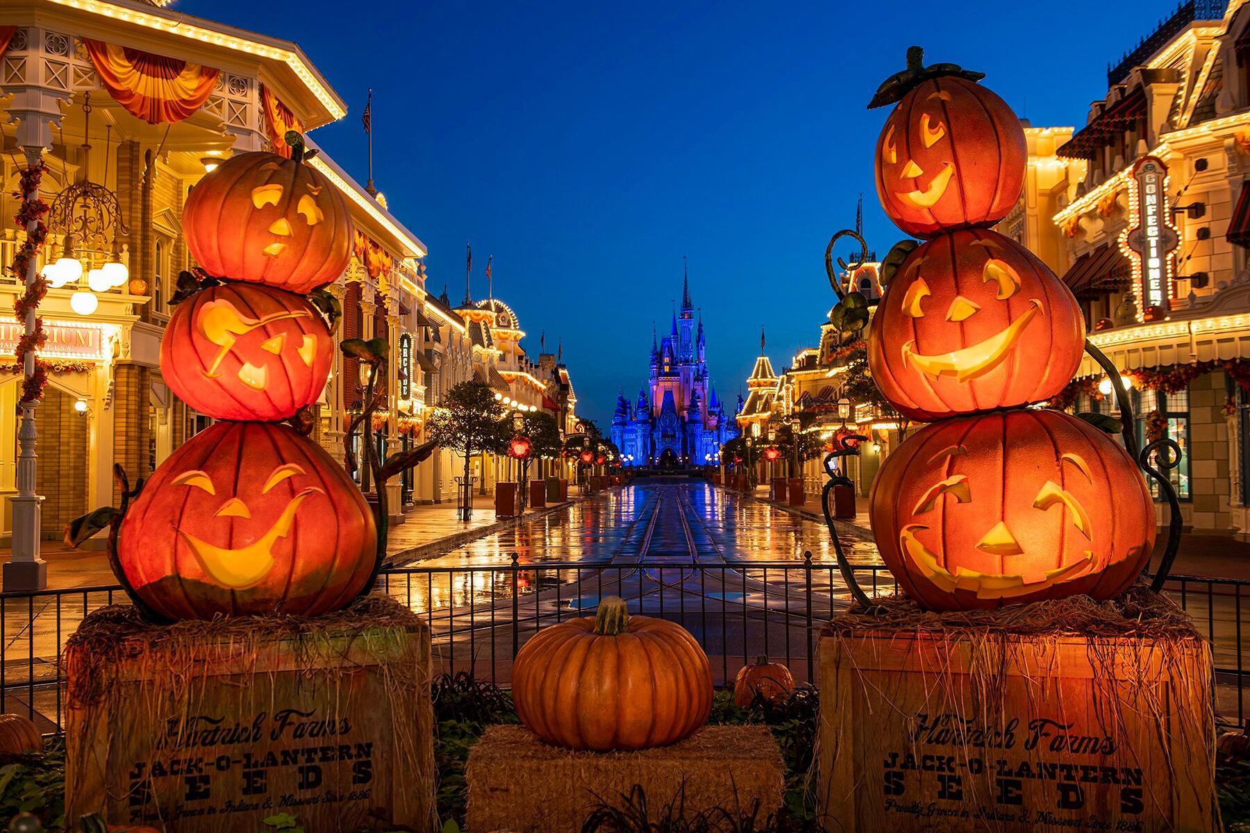 how theme parks are celebrating halloween 2021