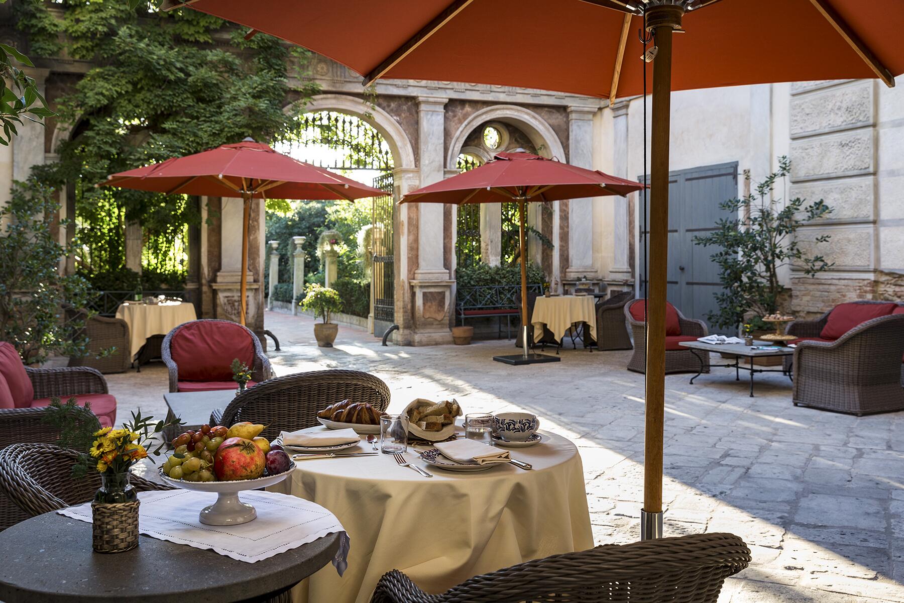 06_03_FodorsFinestHotels_Europe__PalazzoMargherita_PM_courtyard-9148 06_03_FodorsFinestHotels_Europe__PalazzoMargherita_PM_courtyard-9148