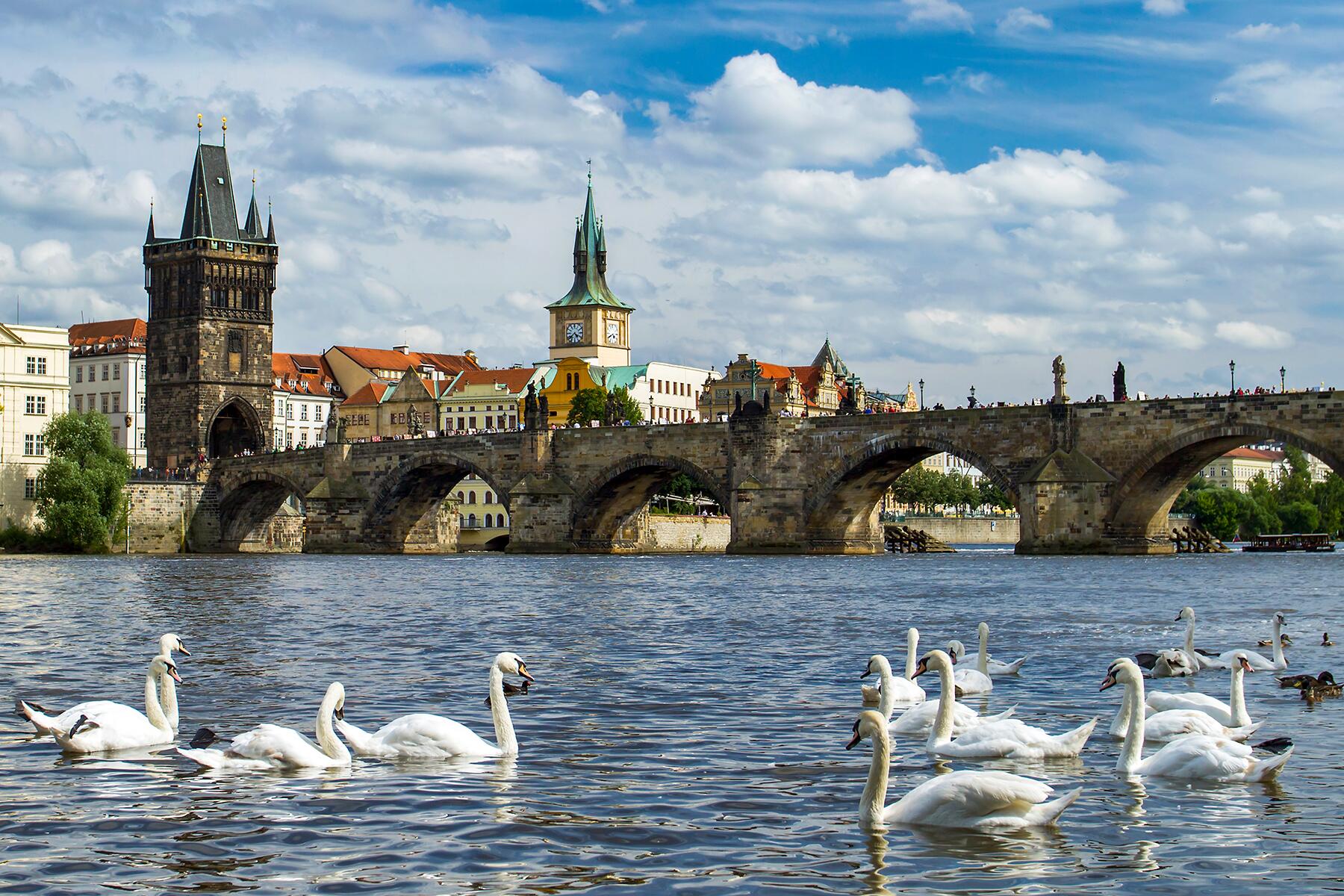 09_WorldsBestBridgeWalks__CharlesBridgePrague_shutterstock_152977976