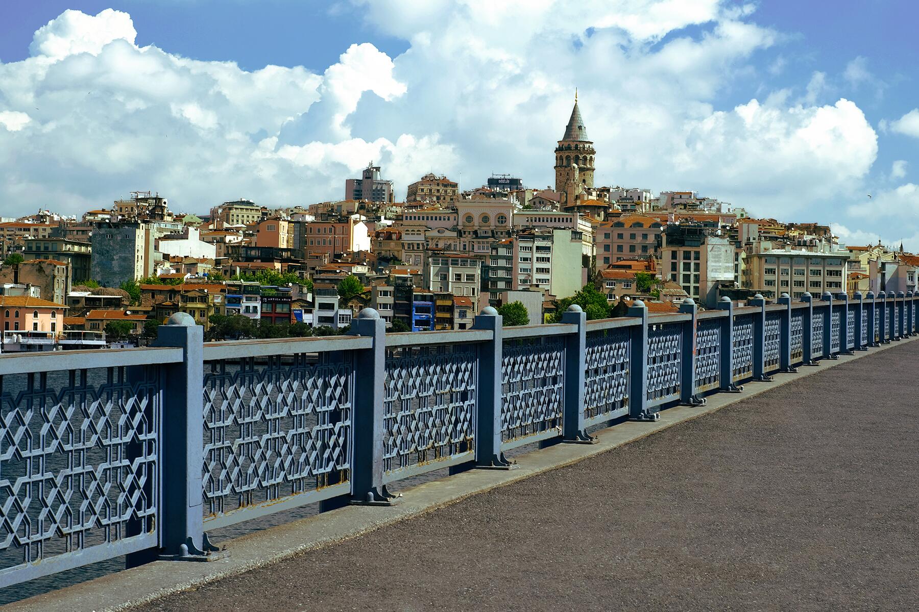 10_WorldsBestBridgeWalks__GalataBridge_shutterstock_1761712094