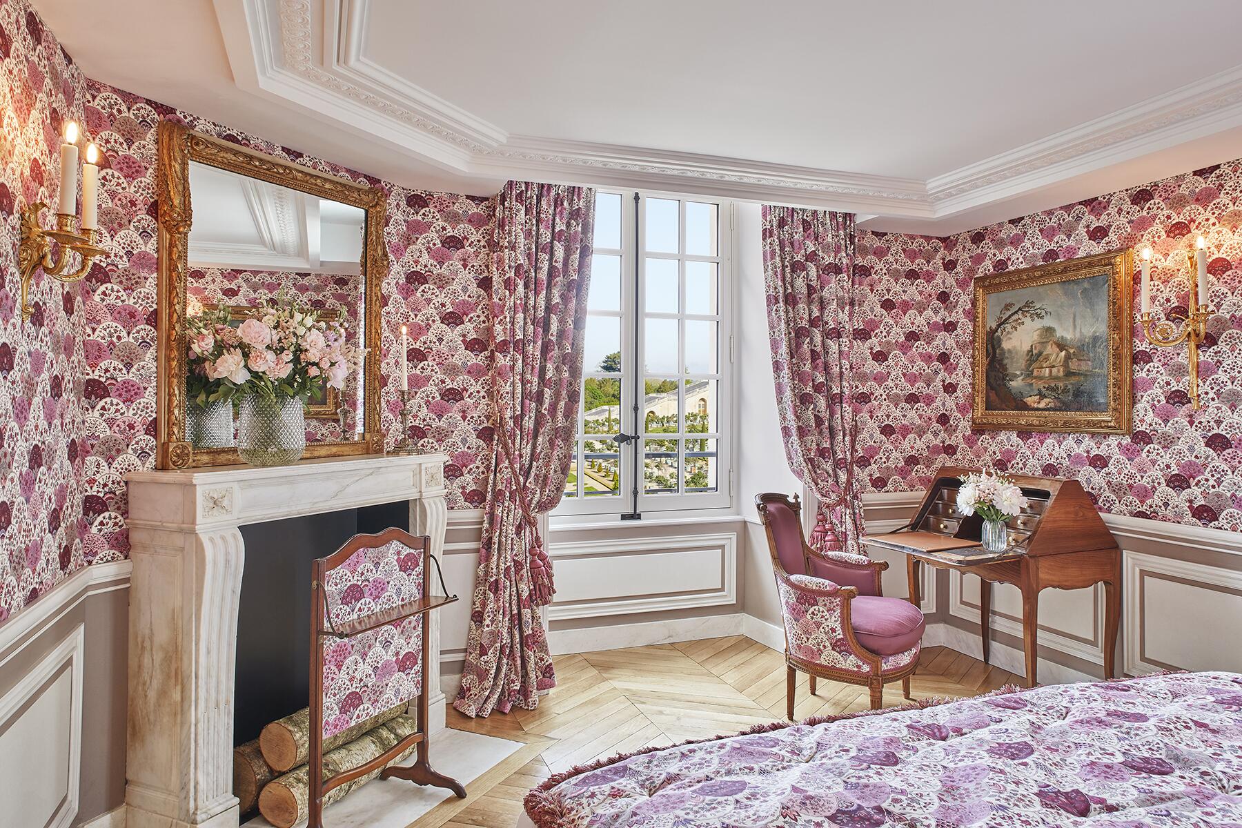 11_01_FodorsFinestHotels_Europe__ChateauDeVersailles_Hardouin-Mansart – Chambre_photo credit Renée Kemps 11_01_FodorsFinestHotels_Europe__ChateauDeVersailles_Hardouin-Mansart – Chambre_photo credit Renée Kemps
