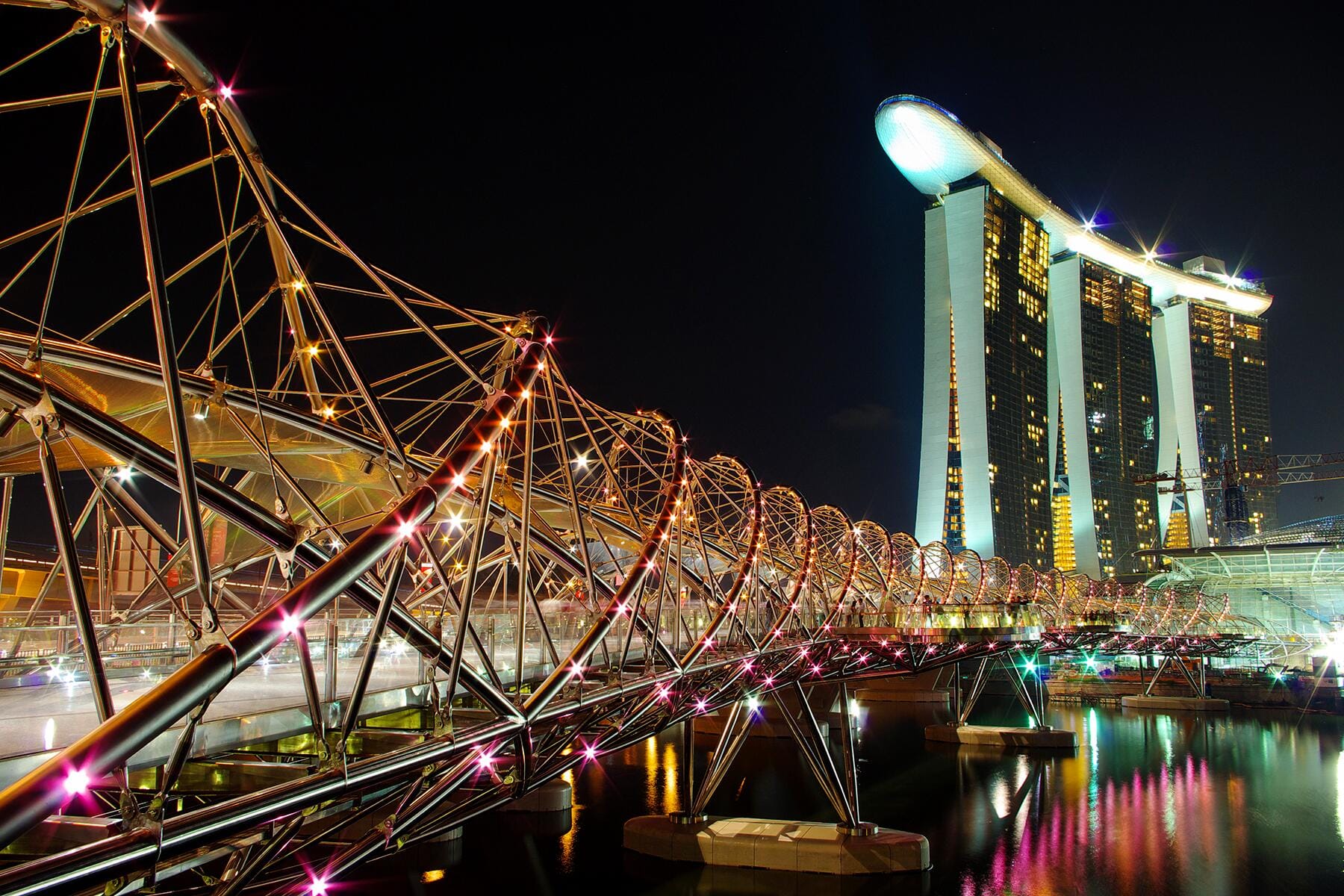 12_WorldsBestBridgeWalks__HelixBridgeSingapore_shutterstock_1116586985