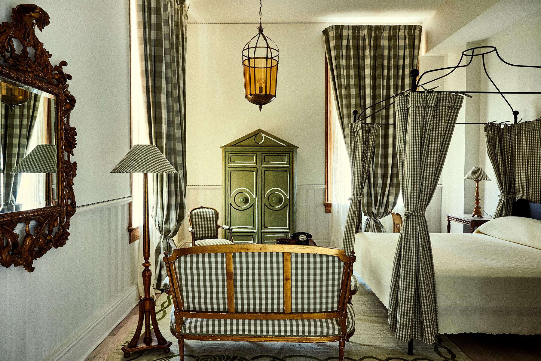 13_02_FodorsFinestHotels_USA__PeterAndPaul_Hotel Peter & Paul, Schoolhouse Guest Room, Green Floor_(credit Hotel Peter & Paul) 13_02_FodorsFinestHotels_USA__PeterAndPaul_Hotel Peter & Paul, Schoolhouse Guest Room, Green Floor_(credit Hotel Peter & Paul)
