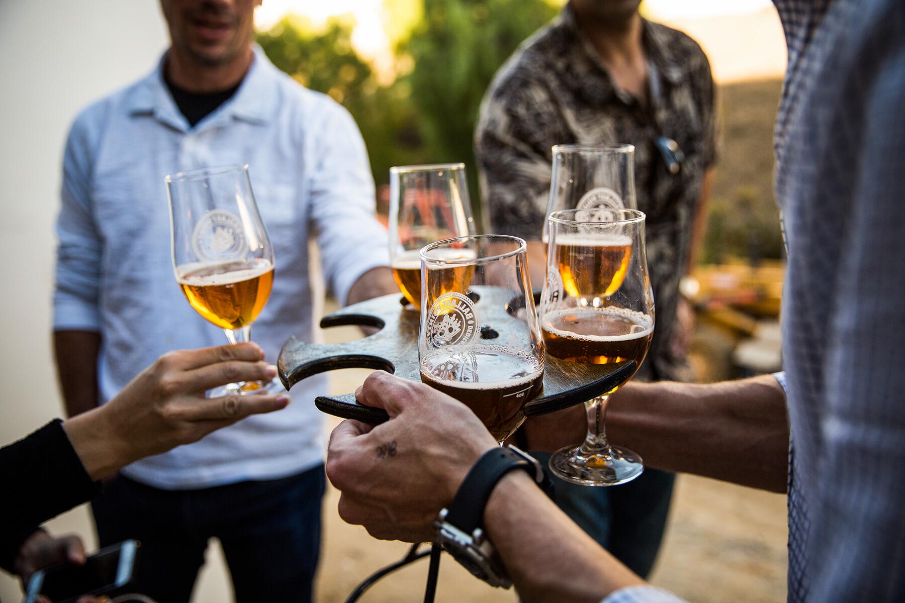 01_CraftBreweryTowns__SanDiego_1 Craft_beer_tasting_at_Ballast_Point_with_BrewHop_Tours_-_courtesy_Visit_California