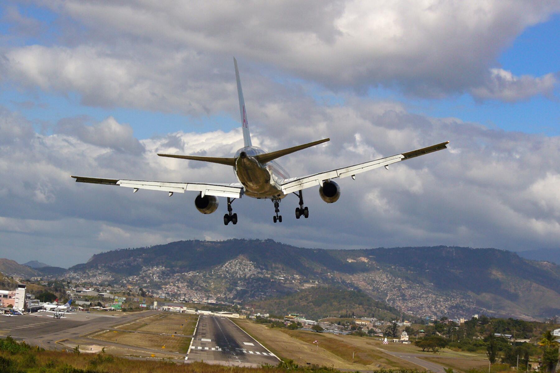 11-DangerAirport-Honduras-American_Airlines_Boeing_757-200_on_short_finals_at_Tegucigalpa