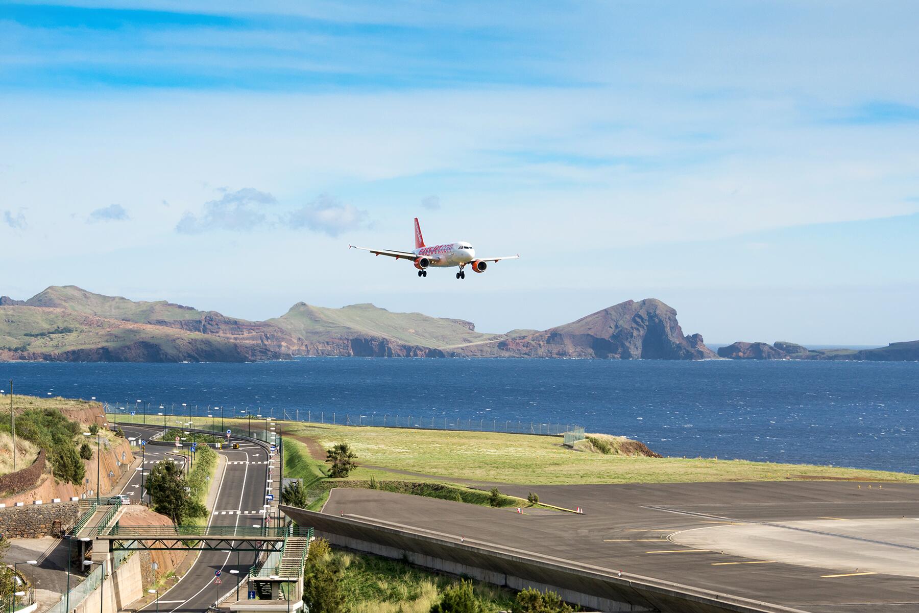 4-DangerAirport-Madeira-shutterstock_233657680
