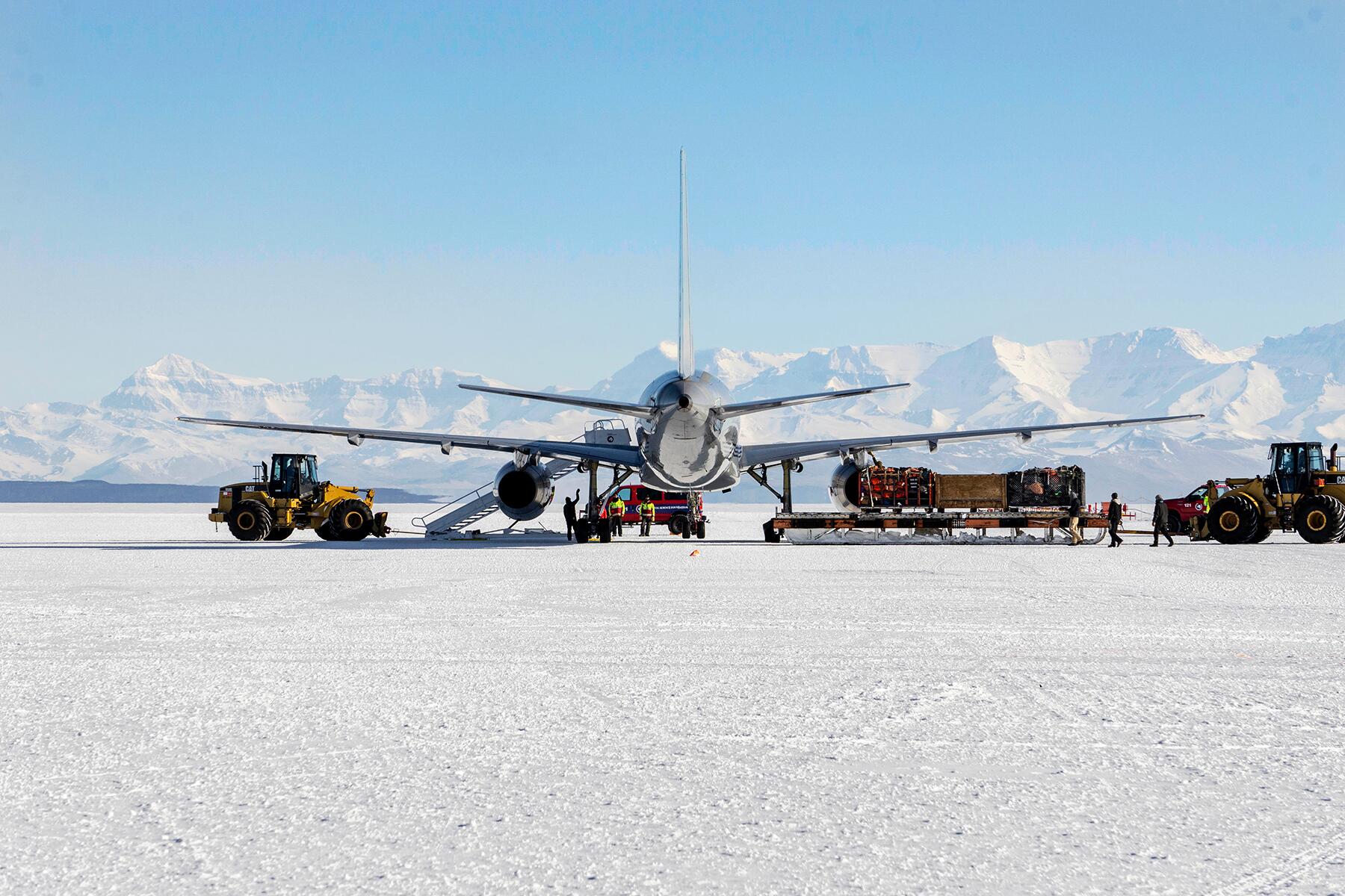 9-DangerAirport-Antartica-shutterstock_1393406078