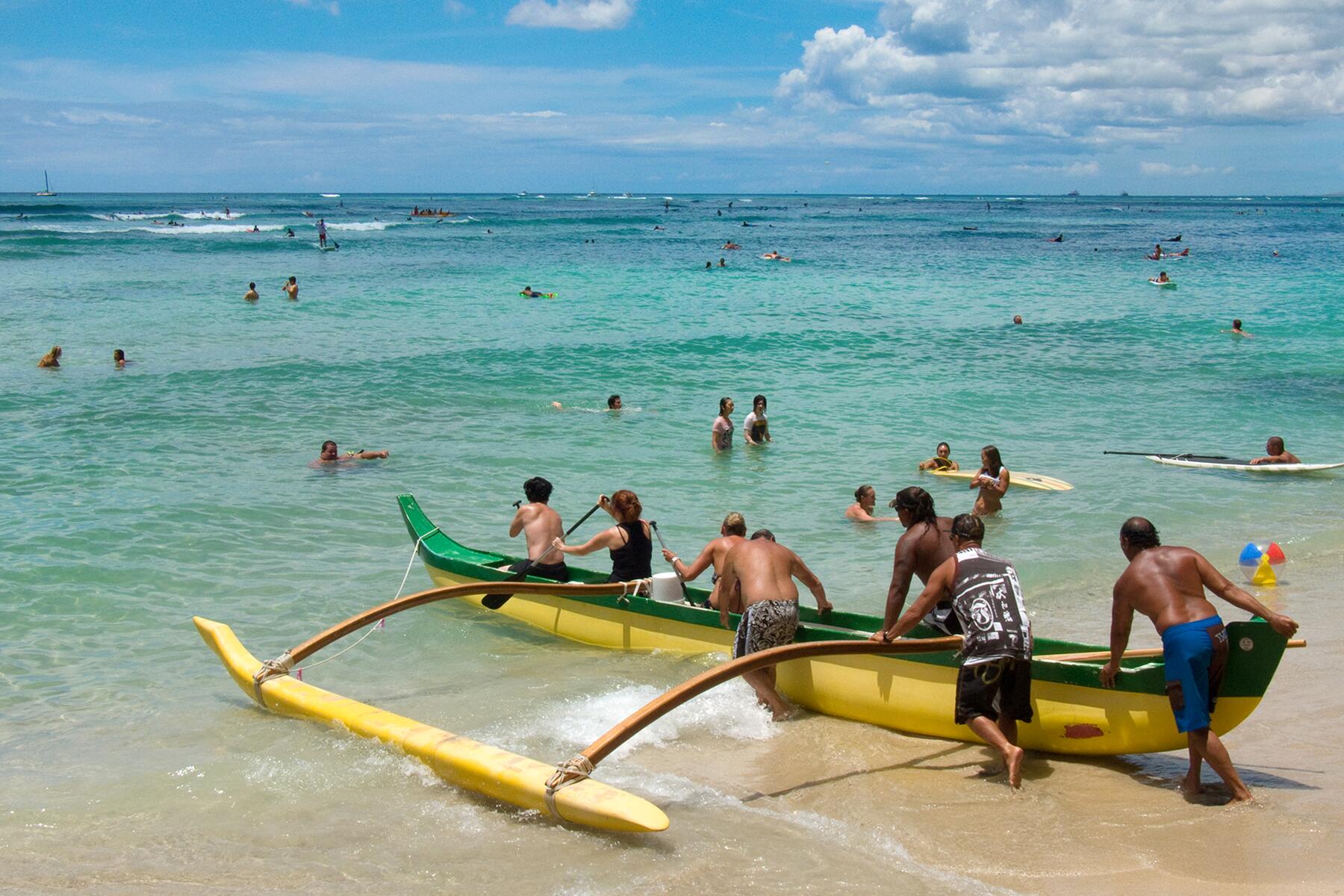 2-UltOahu-Canoe-dreamstime_xxl_15776482