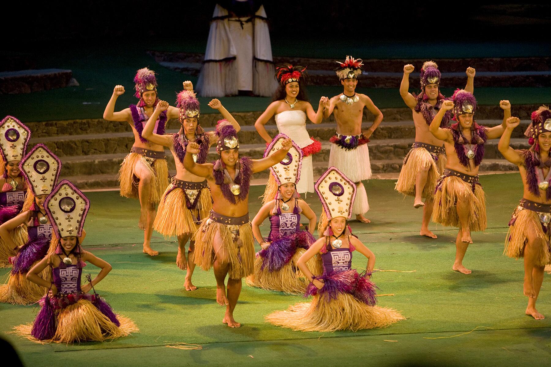 9-UltOahu-Dancers-dreamstime_xxl_8633268