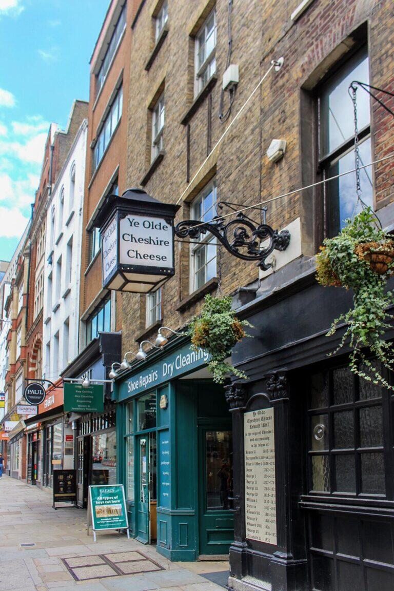 <a href='https://www.fodors.com/world/europe/england/london/experiences/news/photos/londons-best-oldest-pubs#'>From &quot;Drink Thy Fill at 12 of London’s Oldest Pubs: Ye Olde Cheshire Cheese&quot;</a>