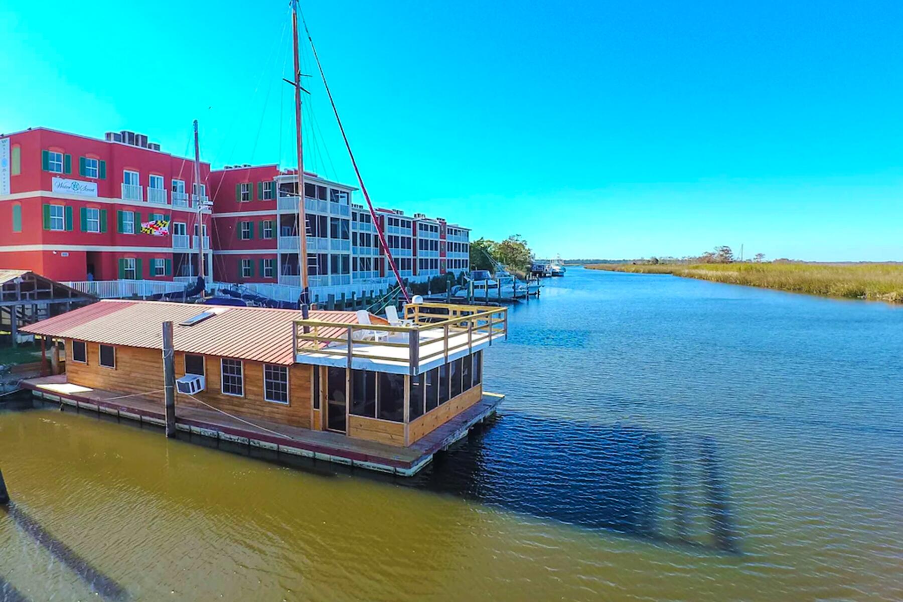 Best Houseboats and Floating Homes to Rent