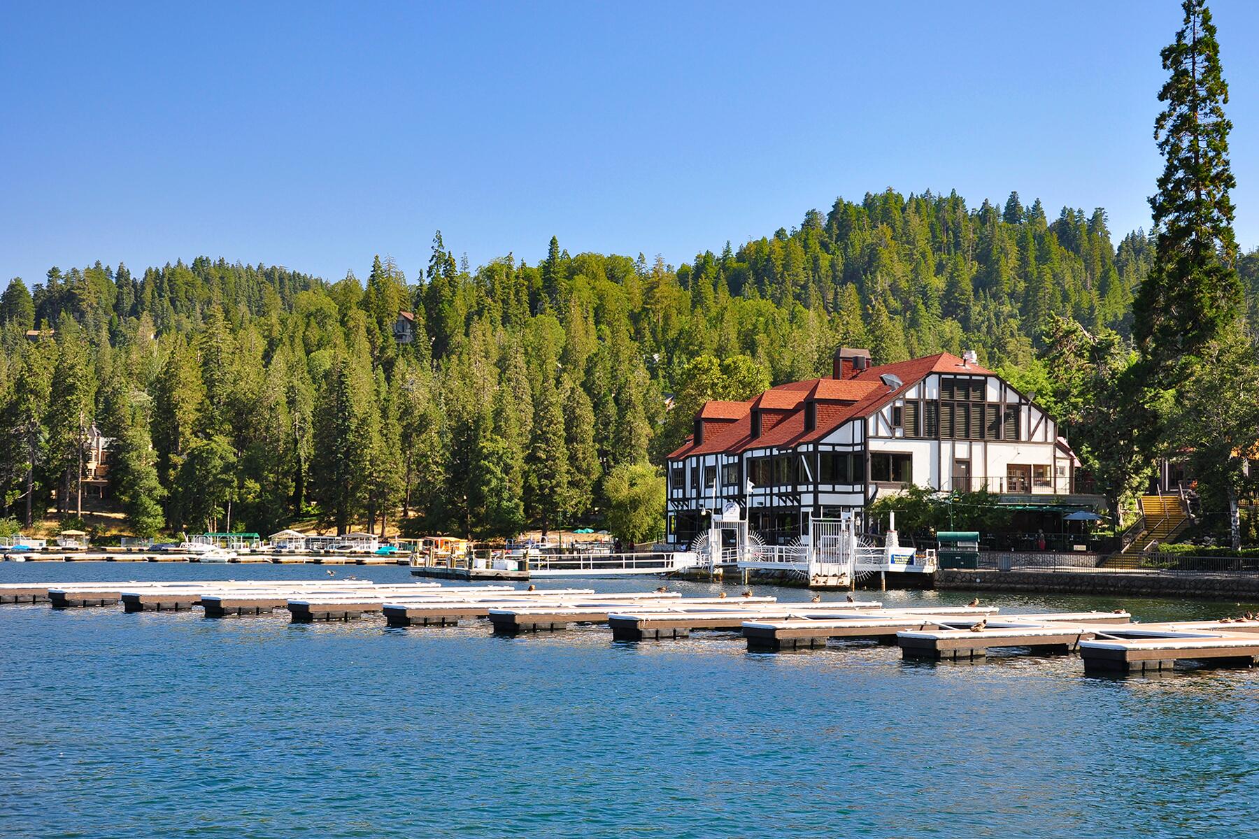 <a href='https://www.fodors.com/world/north-america/usa/california/experiences/news/photos/the-best-fall-day-trips-to-take-from-los-angeles#'>From &quot;12 Easy Fall Day Trips to Take From Los Angeles: Lake Arrowhead&quot;</a>