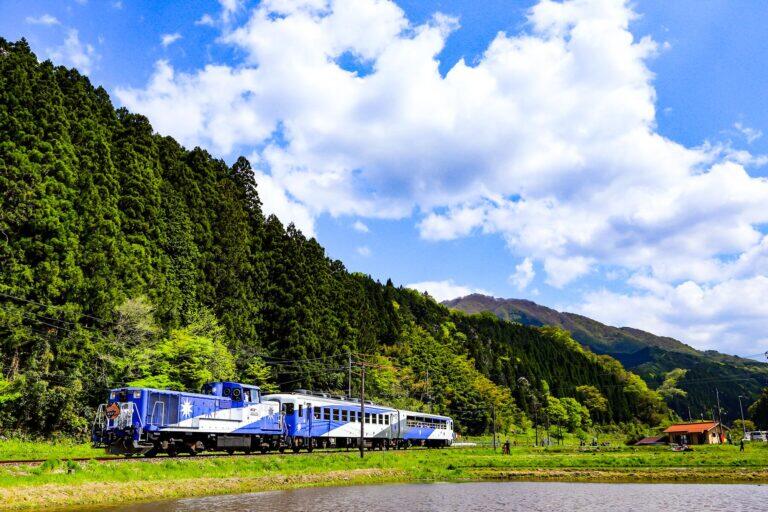 <a href='https://www.fodors.com/world/asia/japan/experiences/news/photos/the-best-railway-train-trips-in-japan#'>From &quot;9 Whimsical and Wonderful Train Journeys Through Japan: Okuizumo Orochi Train&quot;</a>