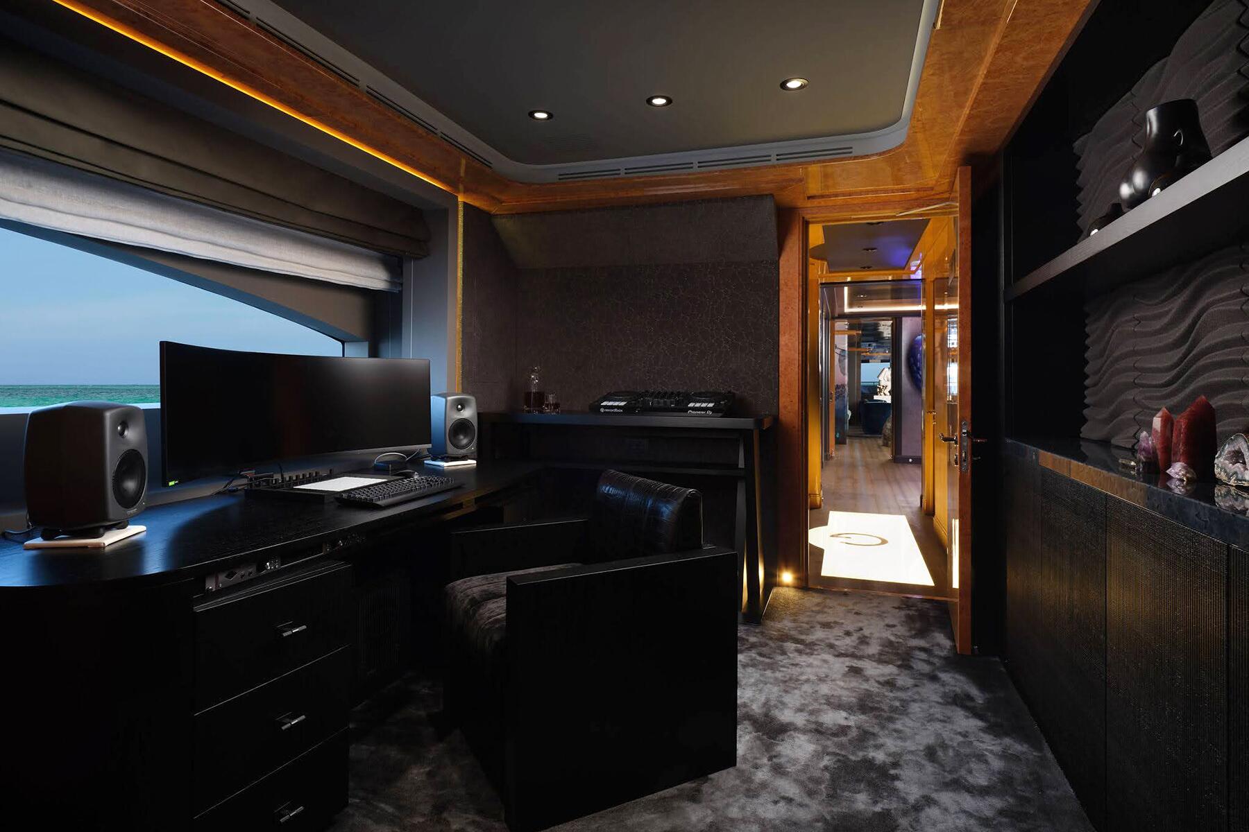 4-The Spaceship Super Yacht-Galaxy_Yacht_Shoot_Studio_1_Jack_Hardy_2022