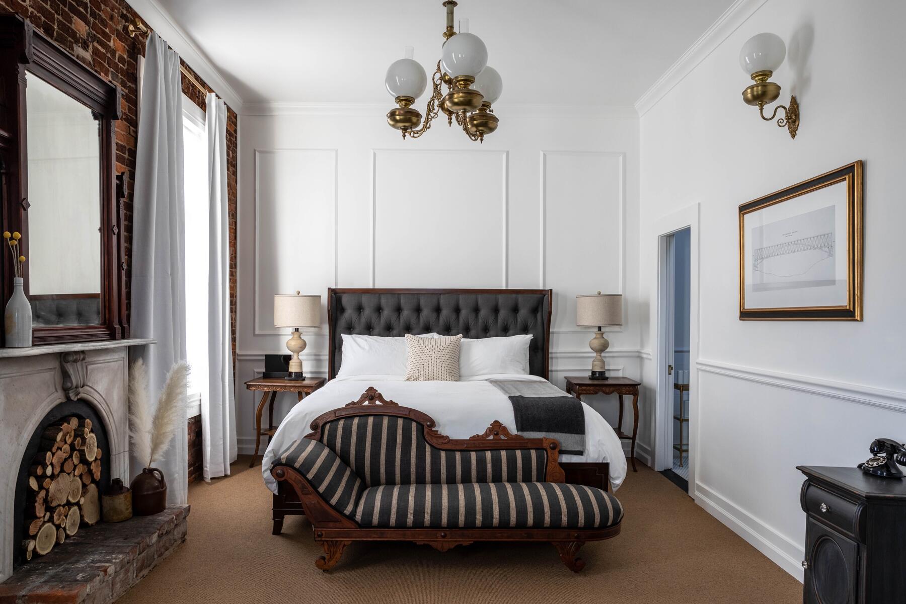 Fodors-Finest_North-America_Holbrooke-Hotel_02