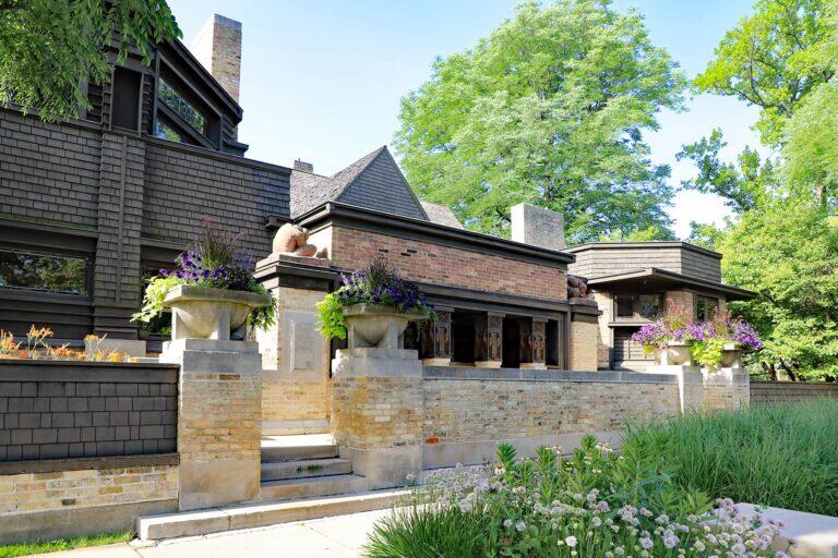 <a href='https://www.fodors.com/world/north-america/usa/illinois/chicago/experiences/news/photos/how-to-see-chicagos-best-architecture#'>From &quot;13 Ways to See Chicago's Best Architecture: Frank Lloyd Wright’s Home and Studio&quot;</a>